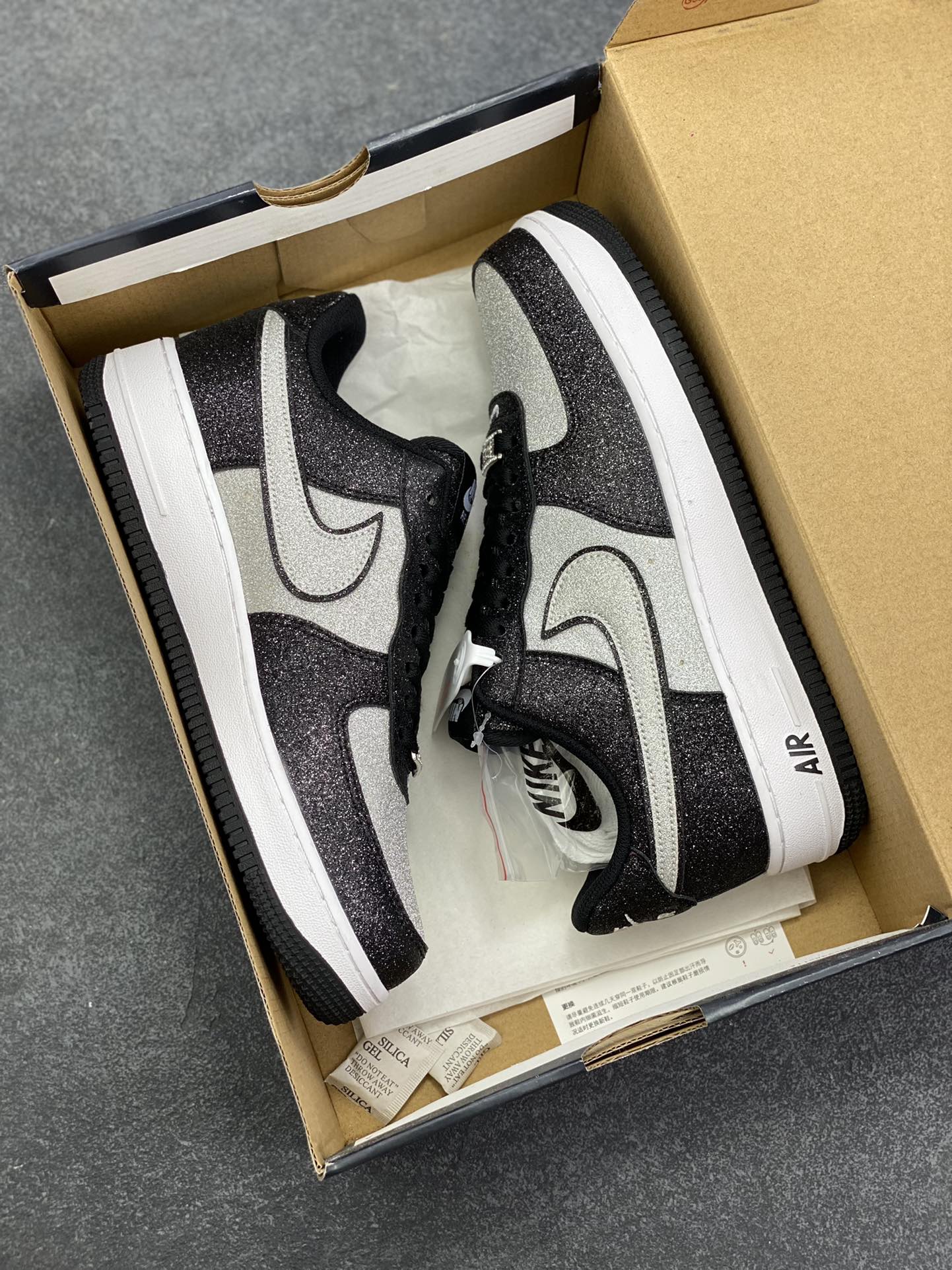 图片[9]-福利特价 Nike Air Force 1 Low 07熊猫黑银满天星 原楦头原纸板 打造纯正低帮空军版型 专注外贸渠道 全掌内置蜂窝气垫 原盒配件 原厂中底钢印、拉帮完美 货号：CW2288-002 尺码：36 36.5 37.5 38 38.5 39 40 40.5 41 42 42.5 43 44 44.5 45-选品中心