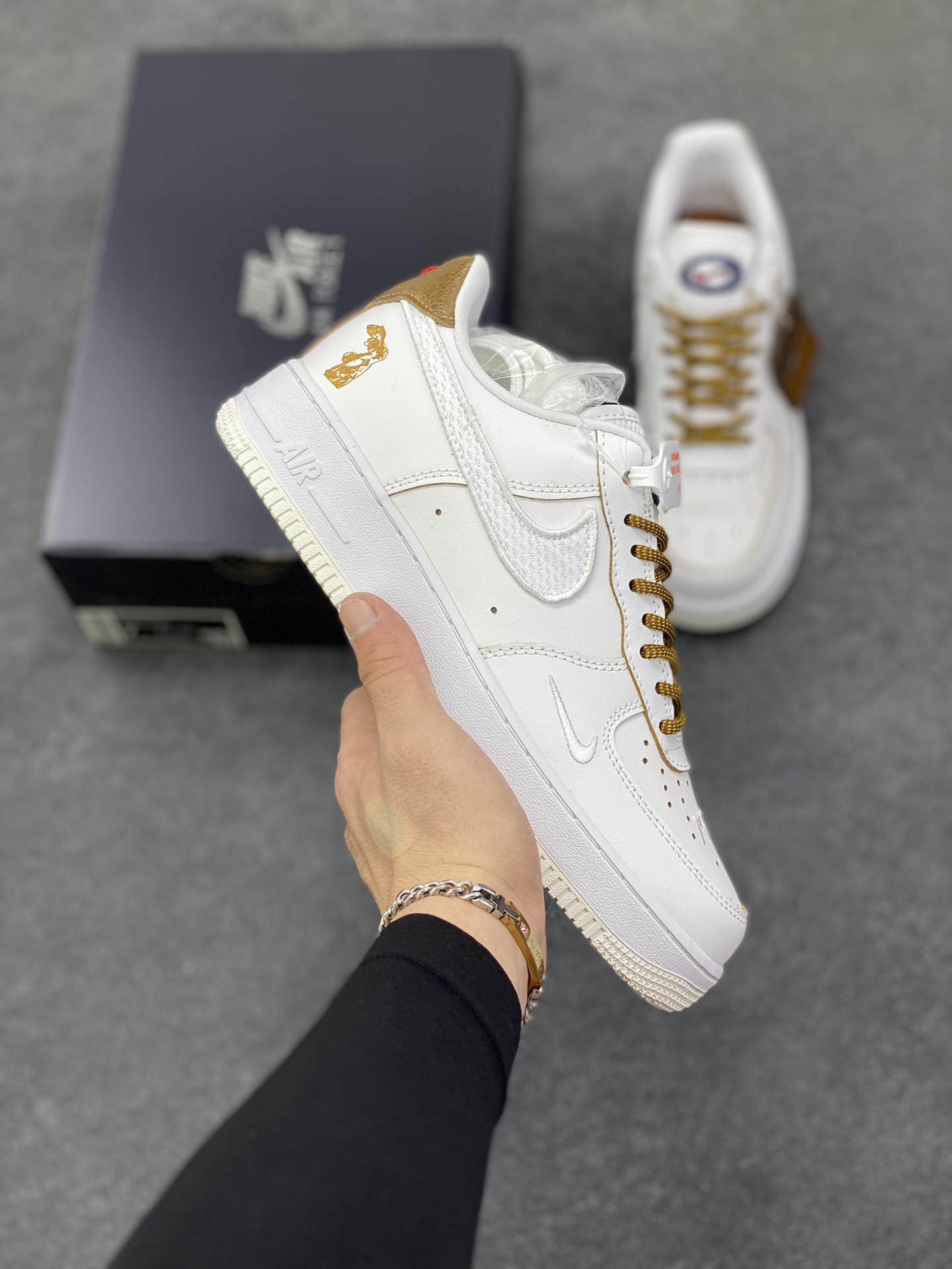 福利特价 Nike Air Force 1 Low 07 麻棕 原楦头原纸板 打造纯正低帮空军版型 专注外贸渠道 全掌内置蜂窝气垫 原盒配件 原厂中底钢印、拉帮完美 货号：HF5716-111 尺码：35.5 36 36.5 37.5 38 38.5 39 40 40.5 41 42 42.5 43 44 44.5 45-选品中心