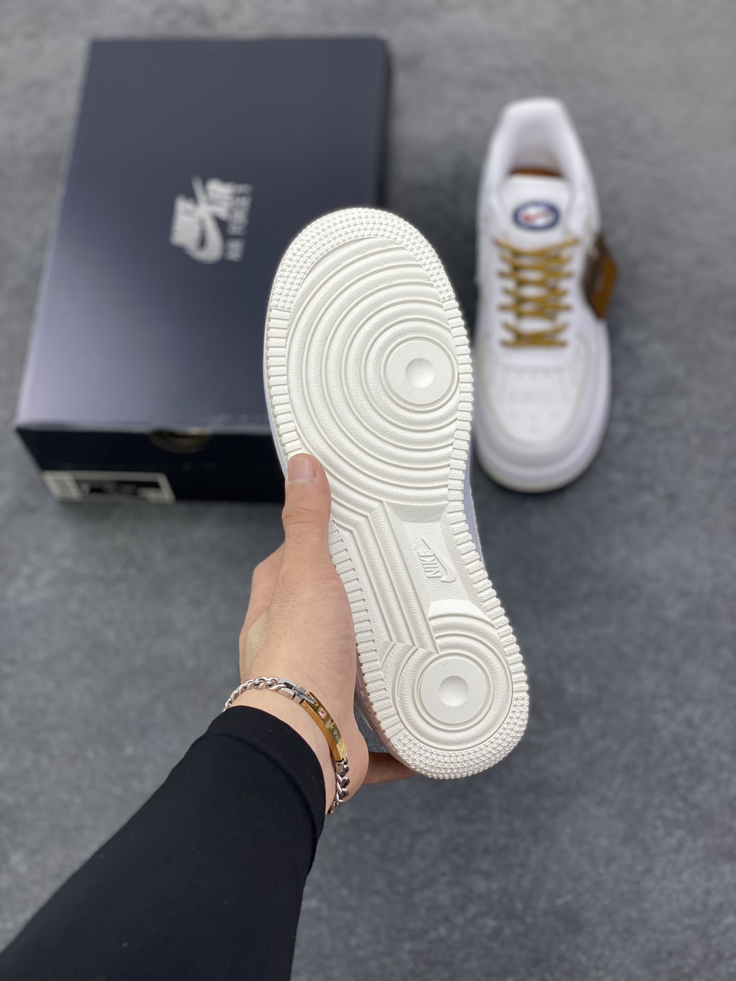 图片[5]-福利特价 Nike Air Force 1 Low 07 麻棕 原楦头原纸板 打造纯正低帮空军版型 专注外贸渠道 全掌内置蜂窝气垫 原盒配件 原厂中底钢印、拉帮完美 货号：HF5716-111 尺码：35.5 36 36.5 37.5 38 38.5 39 40 40.5 41 42 42.5 43 44 44.5 45-选品中心