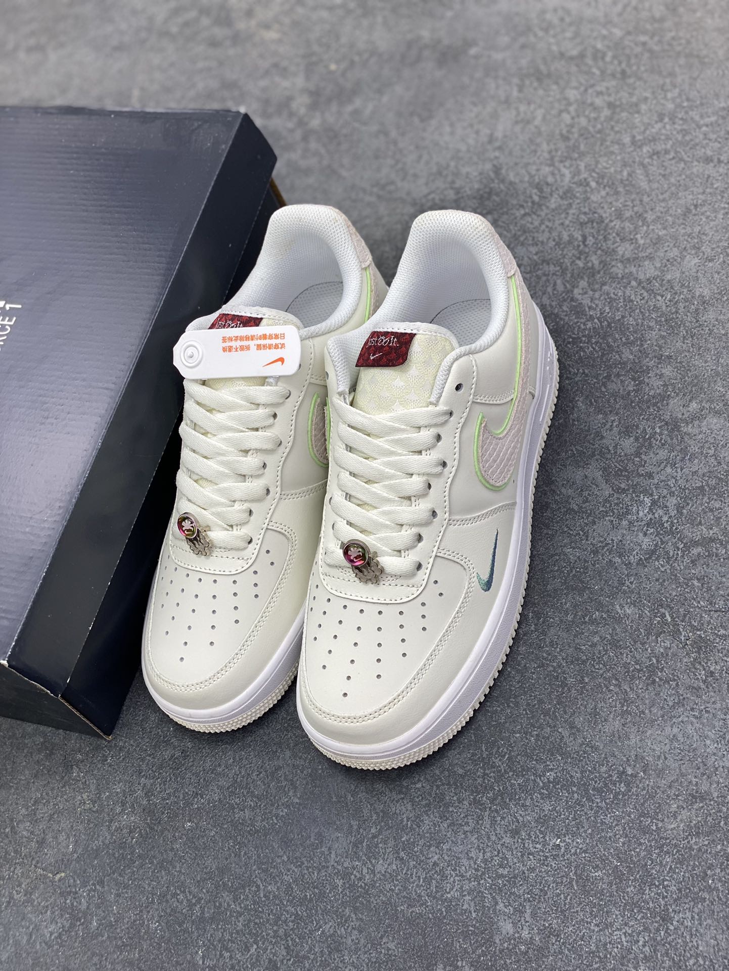图片[8]-福利特价 Nike Air Force 1 Low 07 龙年 原楦头原纸板 打造纯正低帮空军版型 专注外贸渠道 全掌内置蜂窝气垫 原盒配件 原厂中底钢印、拉帮完美 货号：FZ5052-131 尺码：36 36.5 37.5 38 38.5 39 40 40.5 41 42 42.5 43 44 44.5 45-选品中心