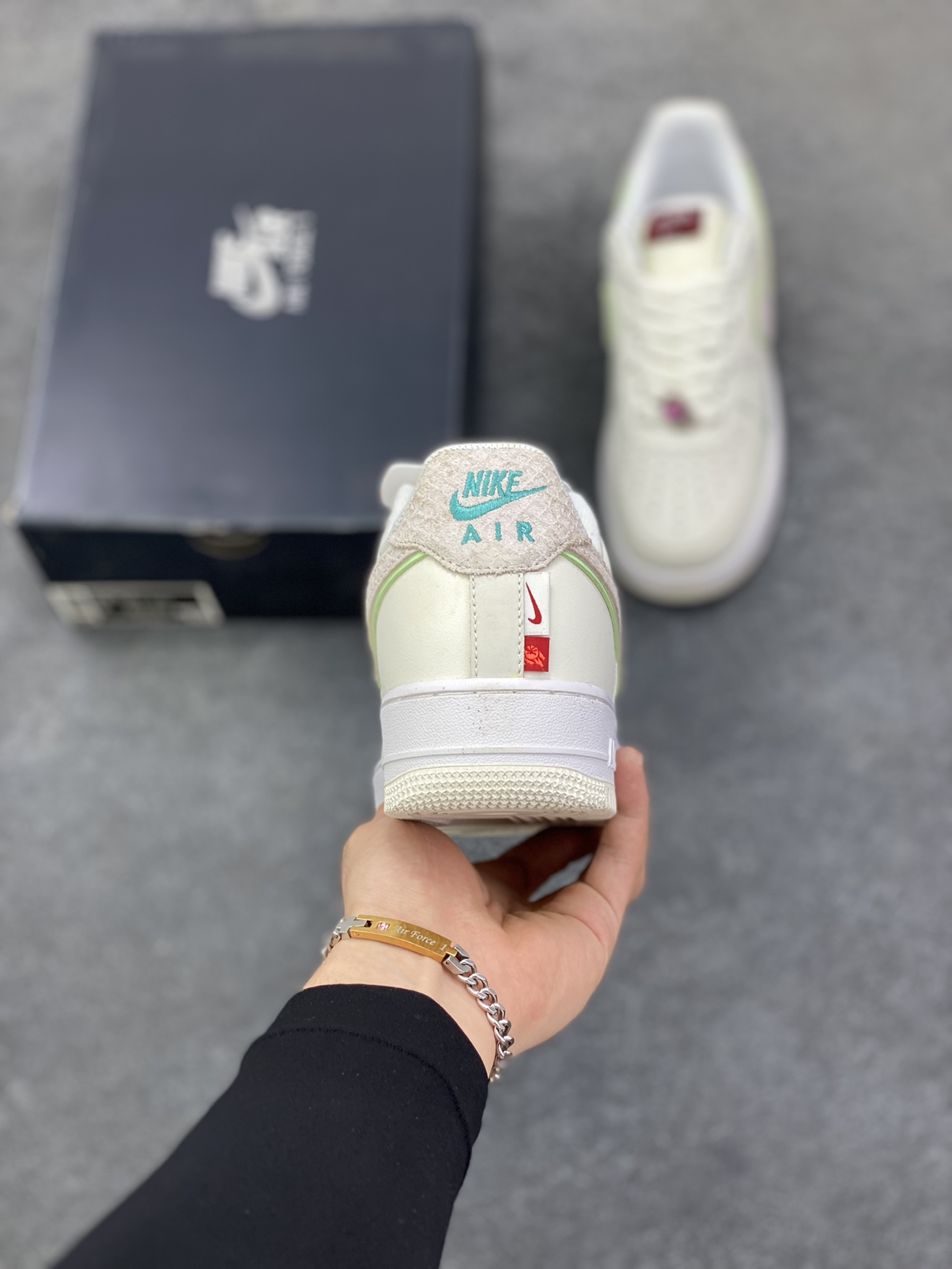 图片[4]-福利特价 Nike Air Force 1 Low 07 龙年 原楦头原纸板 打造纯正低帮空军版型 专注外贸渠道 全掌内置蜂窝气垫 原盒配件 原厂中底钢印、拉帮完美 货号：FZ5052-131 尺码：36 36.5 37.5 38 38.5 39 40 40.5 41 42 42.5 43 44 44.5 45-选品中心