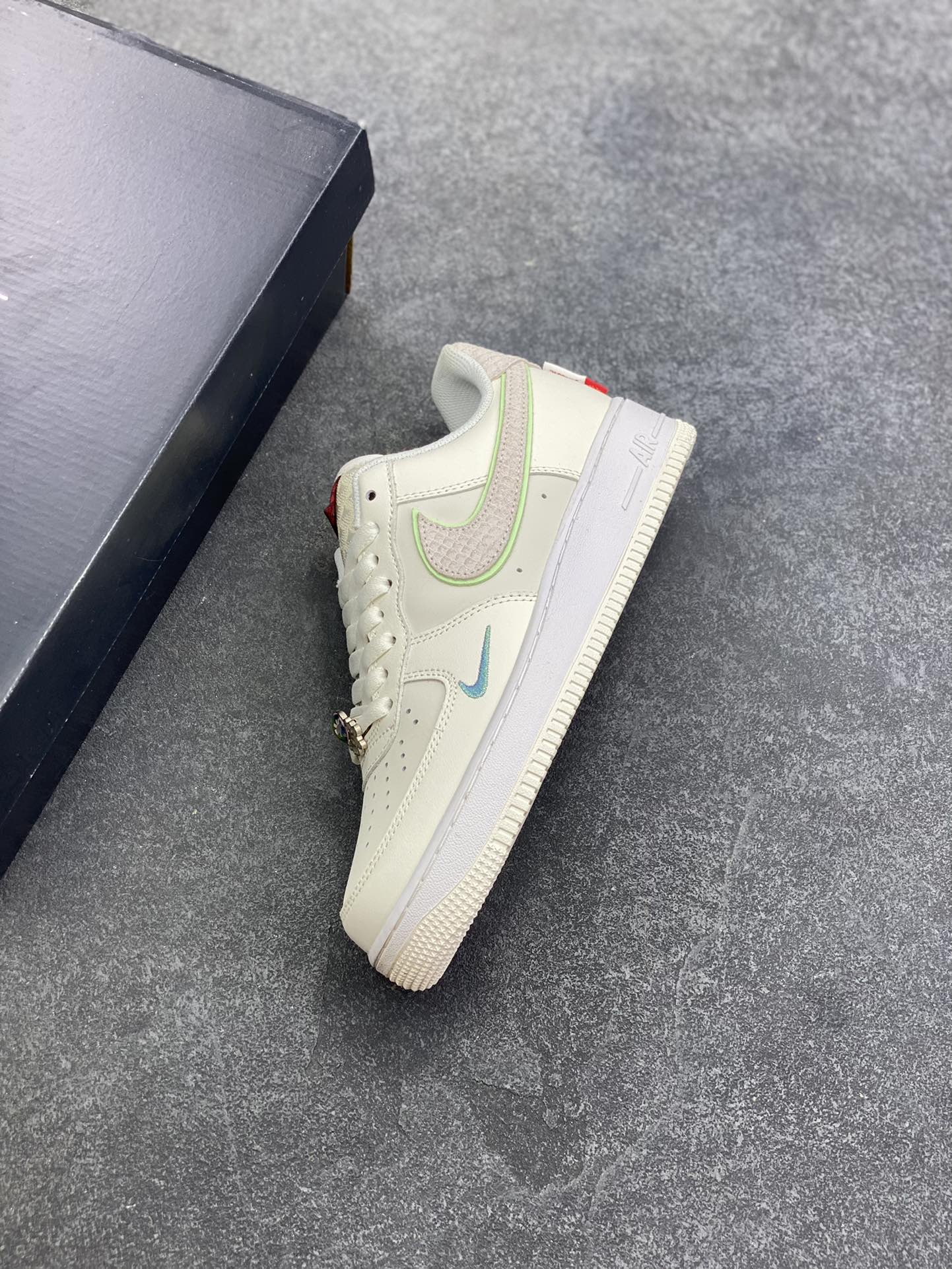 图片[7]-福利特价 Nike Air Force 1 Low 07 龙年 原楦头原纸板 打造纯正低帮空军版型 专注外贸渠道 全掌内置蜂窝气垫 原盒配件 原厂中底钢印、拉帮完美 货号：FZ5052-131 尺码：36 36.5 37.5 38 38.5 39 40 40.5 41 42 42.5 43 44 44.5 45-选品中心