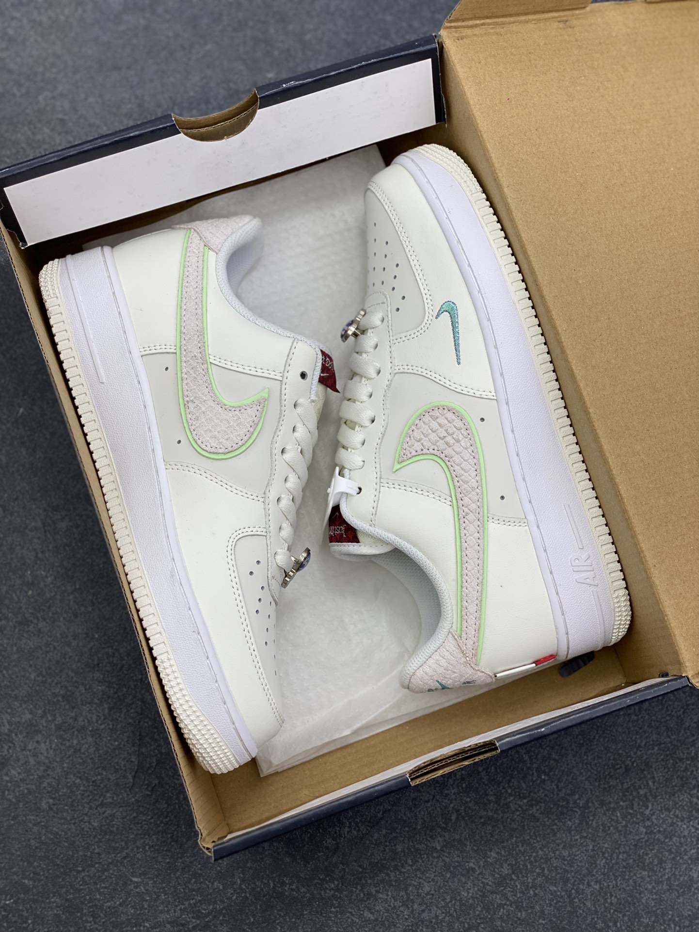 图片[9]-福利特价 Nike Air Force 1 Low 07 龙年 原楦头原纸板 打造纯正低帮空军版型 专注外贸渠道 全掌内置蜂窝气垫 原盒配件 原厂中底钢印、拉帮完美 货号：FZ5052-131 尺码：36 36.5 37.5 38 38.5 39 40 40.5 41 42 42.5 43 44 44.5 45-选品中心