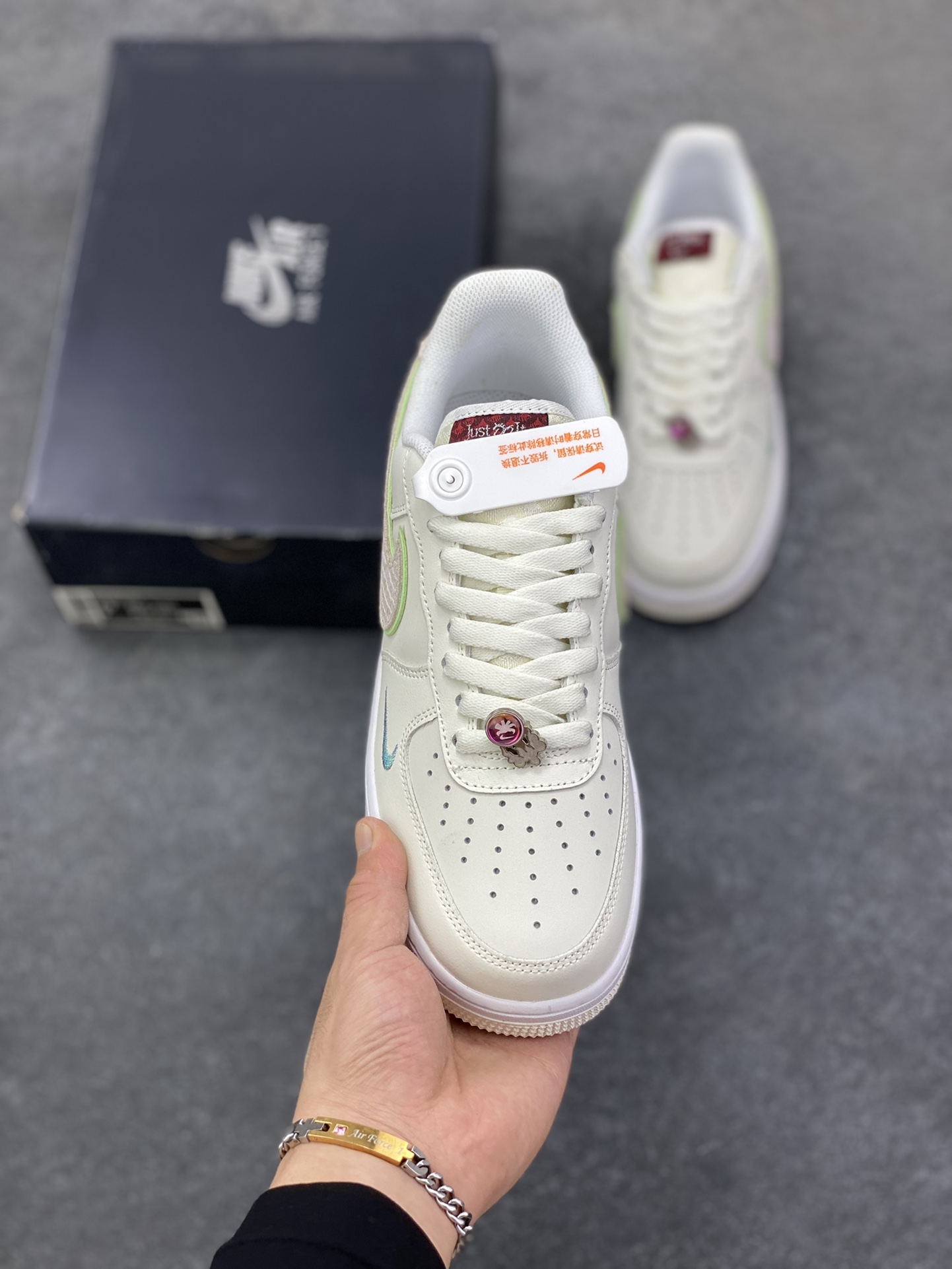 图片[2]-福利特价 Nike Air Force 1 Low 07 龙年 原楦头原纸板 打造纯正低帮空军版型 专注外贸渠道 全掌内置蜂窝气垫 原盒配件 原厂中底钢印、拉帮完美 货号：FZ5052-131 尺码：36 36.5 37.5 38 38.5 39 40 40.5 41 42 42.5 43 44 44.5 45-选品中心
