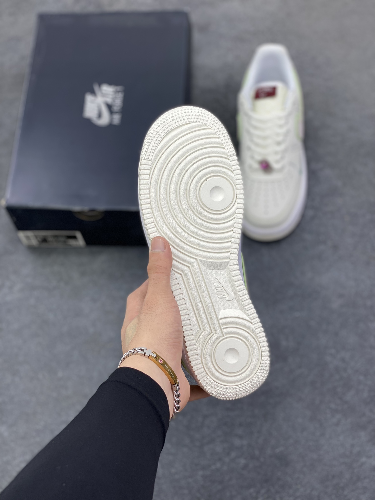 图片[5]-福利特价 Nike Air Force 1 Low 07 龙年 原楦头原纸板 打造纯正低帮空军版型 专注外贸渠道 全掌内置蜂窝气垫 原盒配件 原厂中底钢印、拉帮完美 货号：FZ5052-131 尺码：36 36.5 37.5 38 38.5 39 40 40.5 41 42 42.5 43 44 44.5 45-选品中心