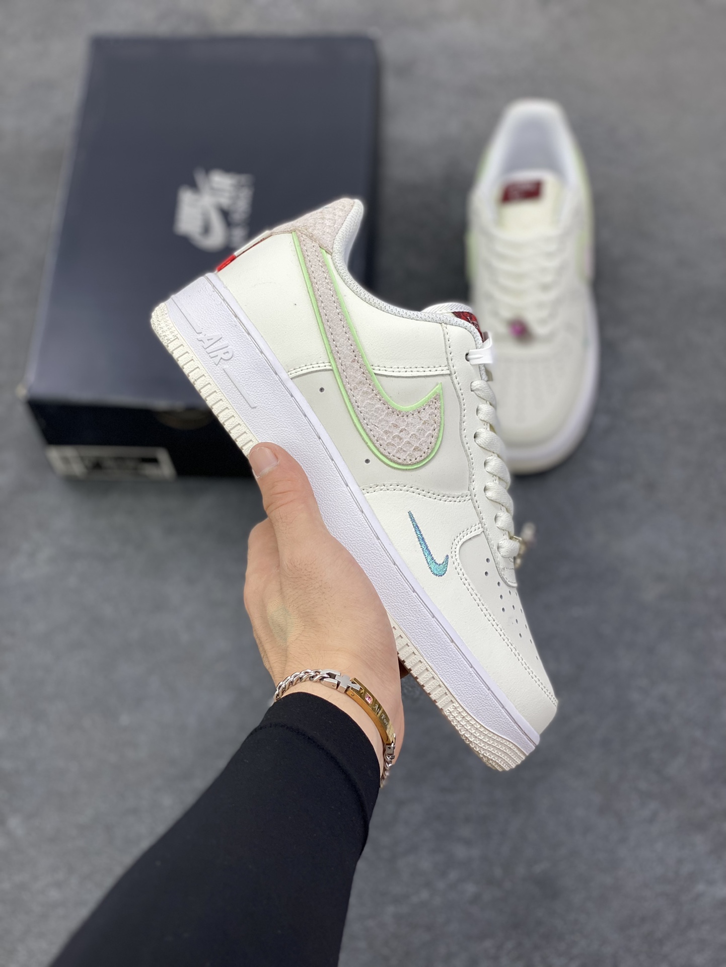 福利特价 Nike Air Force 1 Low 07 龙年 原楦头原纸板 打造纯正低帮空军版型 专注外贸渠道 全掌内置蜂窝气垫 原盒配件 原厂中底钢印、拉帮完美 货号：FZ5052-131 尺码：36 36.5 37.5 38 38.5 39 40 40.5 41 42 42.5 43 44 44.5 45-选品中心