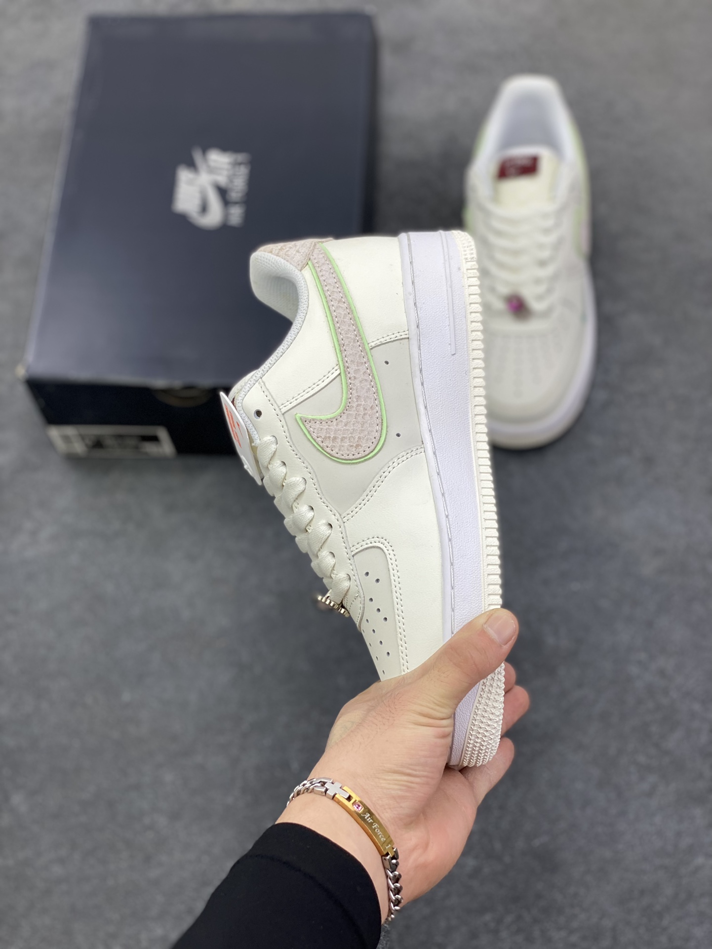 图片[3]-福利特价 Nike Air Force 1 Low 07 龙年 原楦头原纸板 打造纯正低帮空军版型 专注外贸渠道 全掌内置蜂窝气垫 原盒配件 原厂中底钢印、拉帮完美 货号：FZ5052-131 尺码：36 36.5 37.5 38 38.5 39 40 40.5 41 42 42.5 43 44 44.5 45-选品中心