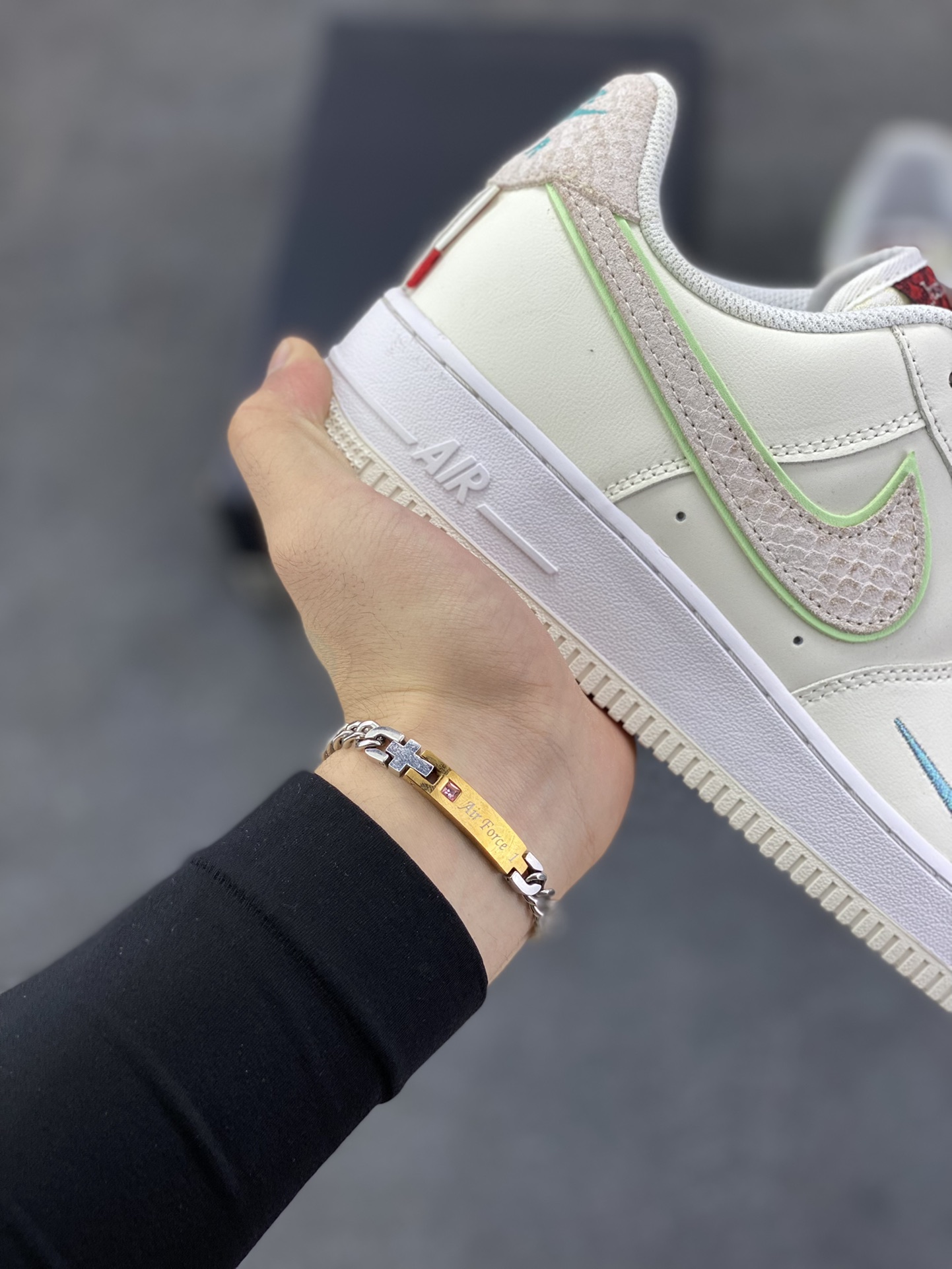 图片[6]-福利特价 Nike Air Force 1 Low 07 龙年 原楦头原纸板 打造纯正低帮空军版型 专注外贸渠道 全掌内置蜂窝气垫 原盒配件 原厂中底钢印、拉帮完美 货号：FZ5052-131 尺码：36 36.5 37.5 38 38.5 39 40 40.5 41 42 42.5 43 44 44.5 45-选品中心