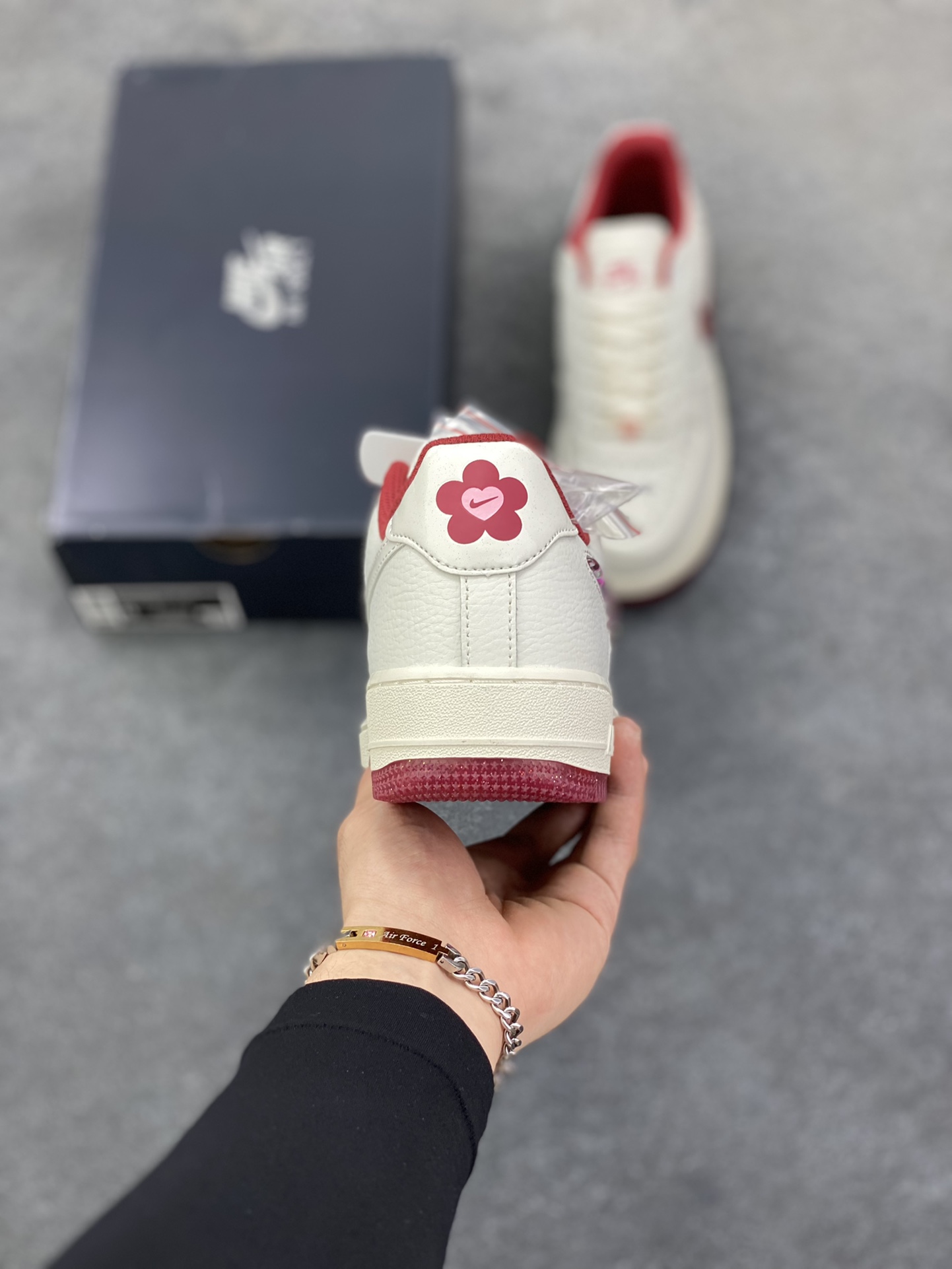 图片[4]-福利特价 Nike Air Force 1 Low 07 情人节 原楦头原纸板 打造纯正低帮空军版型 专注外贸渠道 全掌内置蜂窝气垫 原盒配件 原厂中底钢印、拉帮完美 货号：FZ5068-161 尺码：35.536 36.5 37.5 38 38.5 39 40-选品中心