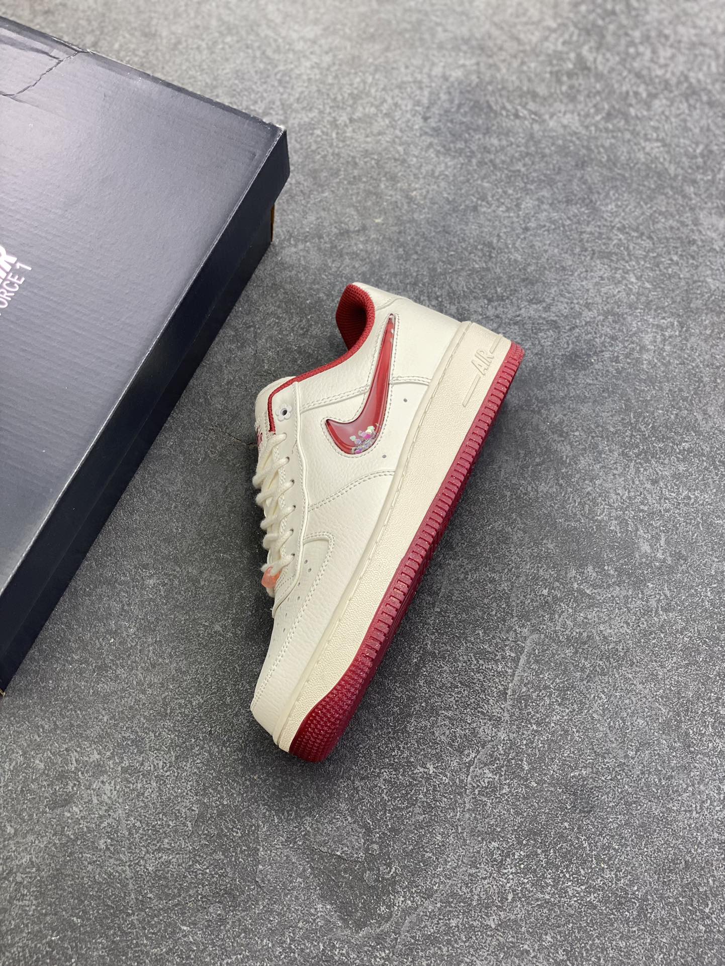 图片[7]-福利特价 Nike Air Force 1 Low 07 情人节 原楦头原纸板 打造纯正低帮空军版型 专注外贸渠道 全掌内置蜂窝气垫 原盒配件 原厂中底钢印、拉帮完美 货号：FZ5068-161 尺码：35.536 36.5 37.5 38 38.5 39 40-选品中心