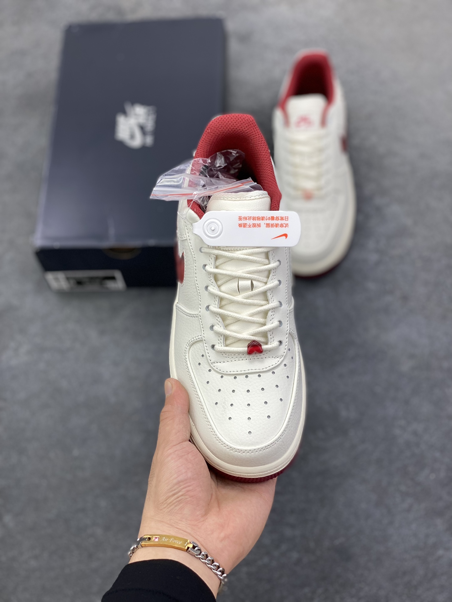 图片[2]-福利特价 Nike Air Force 1 Low 07 情人节 原楦头原纸板 打造纯正低帮空军版型 专注外贸渠道 全掌内置蜂窝气垫 原盒配件 原厂中底钢印、拉帮完美 货号：FZ5068-161 尺码：35.536 36.5 37.5 38 38.5 39 40-选品中心