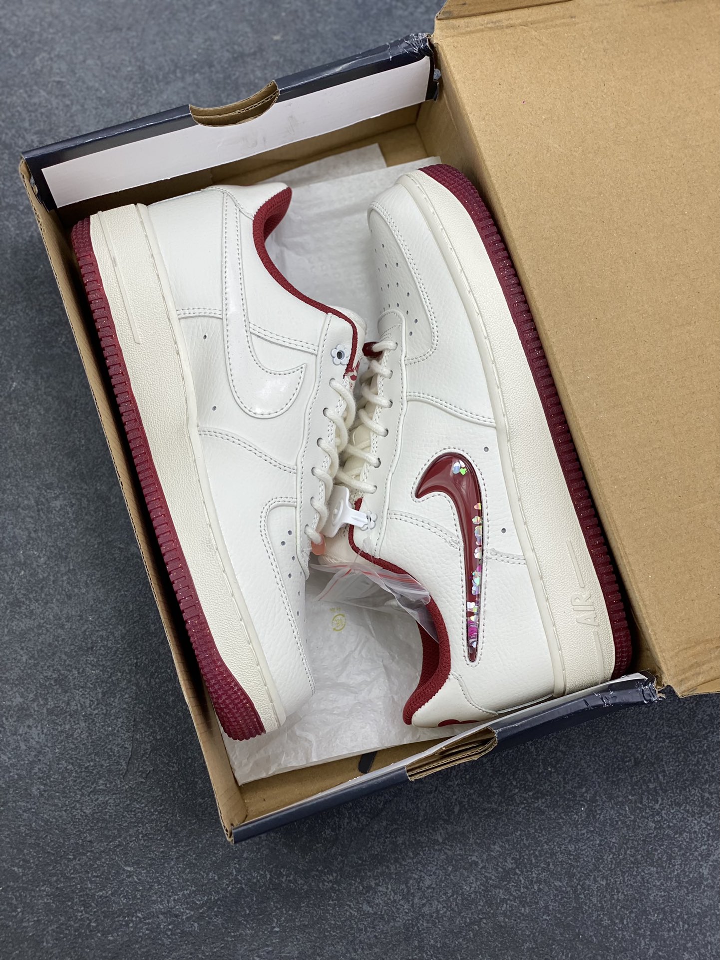 图片[9]-福利特价 Nike Air Force 1 Low 07 情人节 原楦头原纸板 打造纯正低帮空军版型 专注外贸渠道 全掌内置蜂窝气垫 原盒配件 原厂中底钢印、拉帮完美 货号：FZ5068-161 尺码：35.536 36.5 37.5 38 38.5 39 40-选品中心