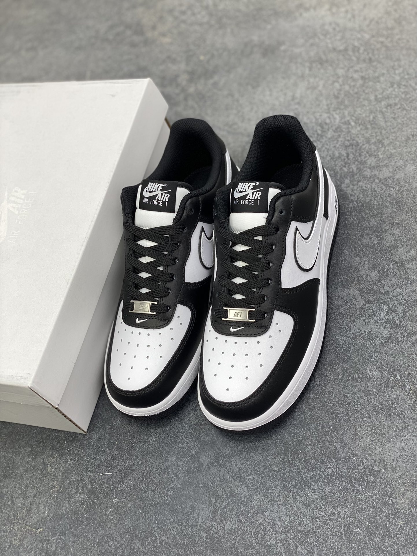 图片[8]-福利特价 Nike Air Force 1 Low 07 白黑熊猫 原楦头原纸板 打造纯正低帮空军版型 专注外贸渠道 全掌内置蜂窝气垫 原盒配件 原厂中底钢印、拉帮完美 货号：DV0788-001 尺码：36 36.5 37.5 38 38.5 39 40 40.5 41 42 42.5 43 44 44.5 45-选品中心