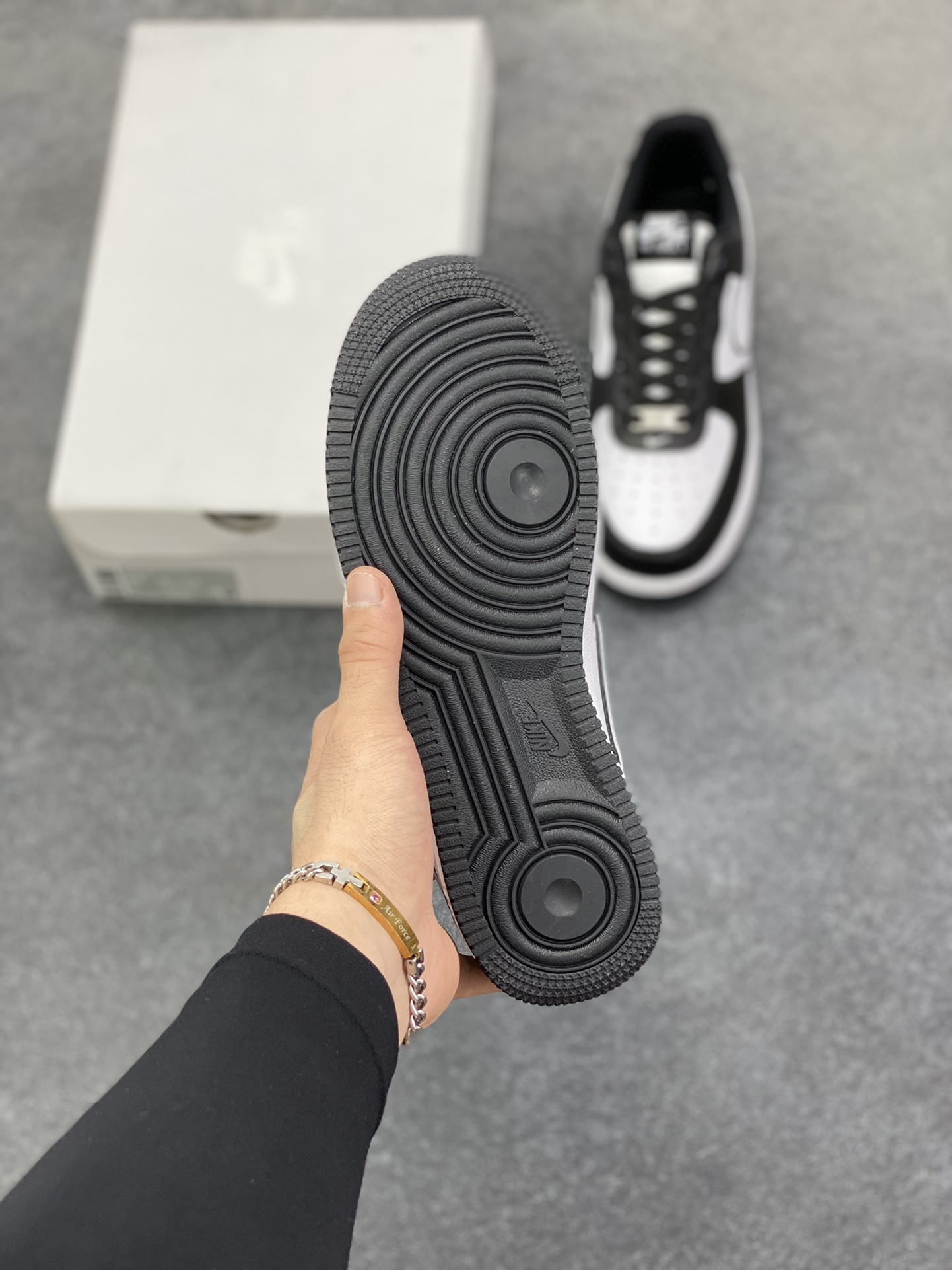 图片[5]-福利特价 Nike Air Force 1 Low 07 白黑熊猫 原楦头原纸板 打造纯正低帮空军版型 专注外贸渠道 全掌内置蜂窝气垫 原盒配件 原厂中底钢印、拉帮完美 货号：DV0788-001 尺码：36 36.5 37.5 38 38.5 39 40 40.5 41 42 42.5 43 44 44.5 45-选品中心