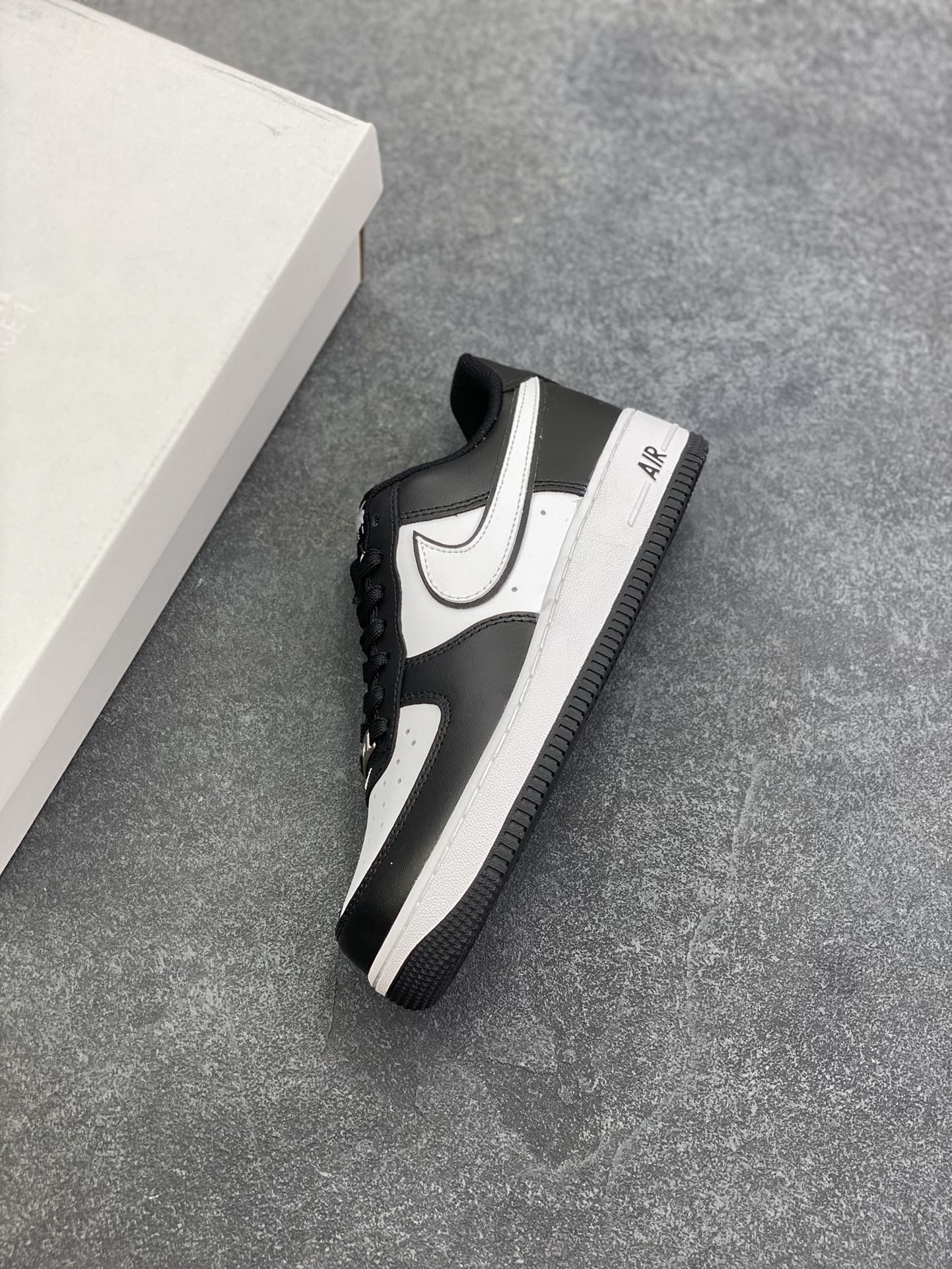 图片[7]-福利特价 Nike Air Force 1 Low 07 白黑熊猫 原楦头原纸板 打造纯正低帮空军版型 专注外贸渠道 全掌内置蜂窝气垫 原盒配件 原厂中底钢印、拉帮完美 货号：DV0788-001 尺码：36 36.5 37.5 38 38.5 39 40 40.5 41 42 42.5 43 44 44.5 45-选品中心