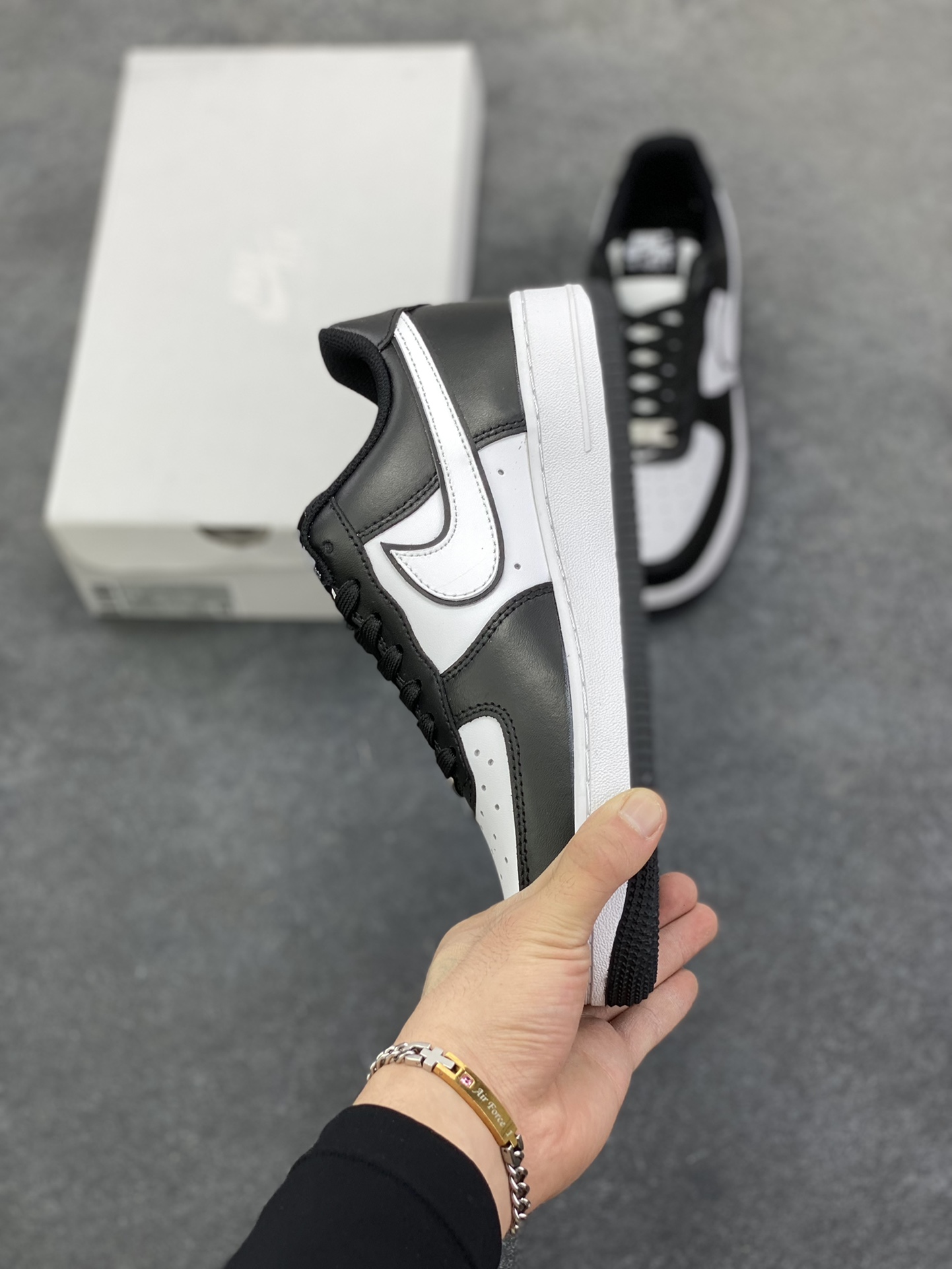 图片[3]-福利特价 Nike Air Force 1 Low 07 白黑熊猫 原楦头原纸板 打造纯正低帮空军版型 专注外贸渠道 全掌内置蜂窝气垫 原盒配件 原厂中底钢印、拉帮完美 货号：DV0788-001 尺码：36 36.5 37.5 38 38.5 39 40 40.5 41 42 42.5 43 44 44.5 45-选品中心
