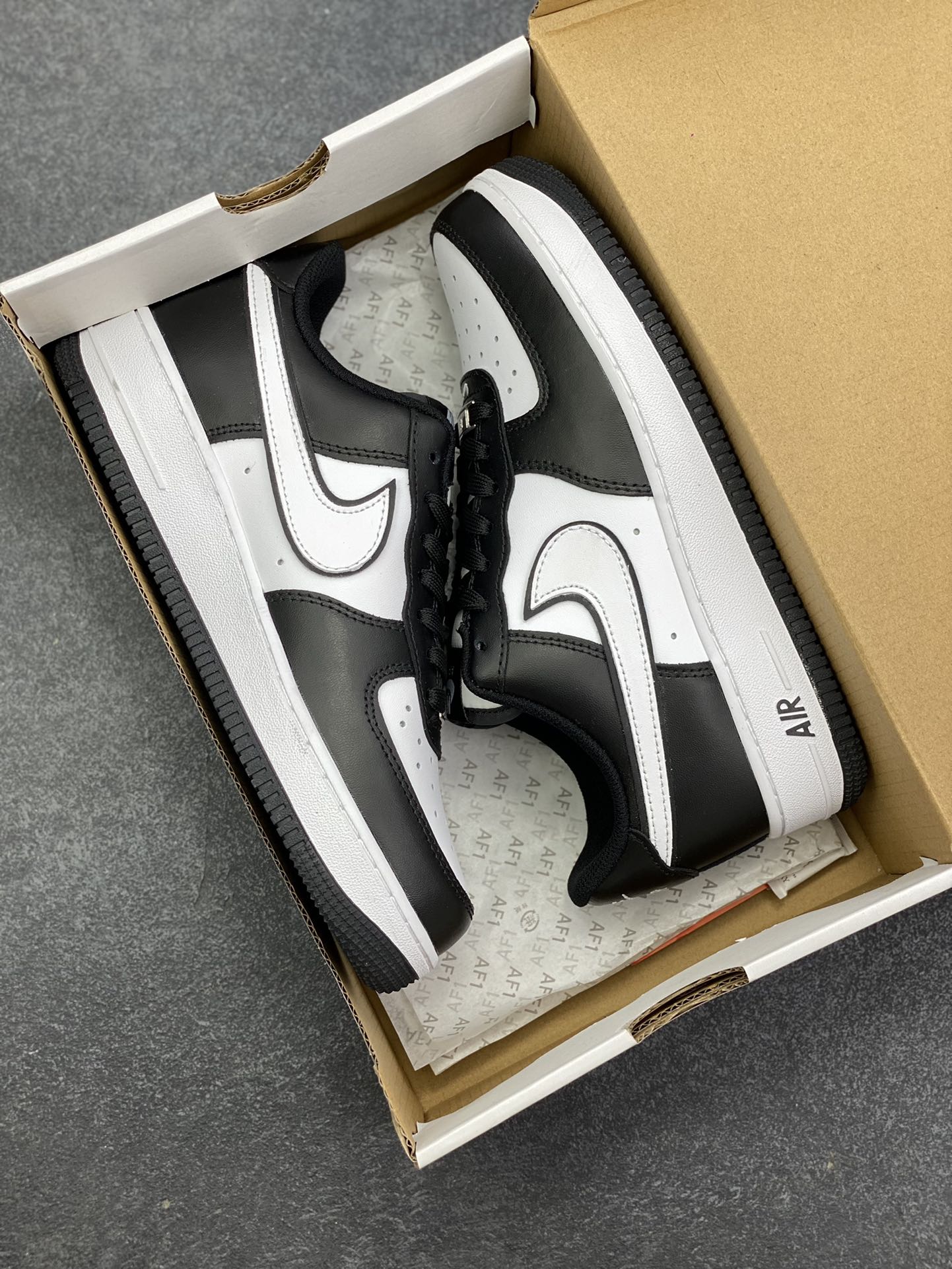 图片[9]-福利特价 Nike Air Force 1 Low 07 白黑熊猫 原楦头原纸板 打造纯正低帮空军版型 专注外贸渠道 全掌内置蜂窝气垫 原盒配件 原厂中底钢印、拉帮完美 货号：DV0788-001 尺码：36 36.5 37.5 38 38.5 39 40 40.5 41 42 42.5 43 44 44.5 45-选品中心