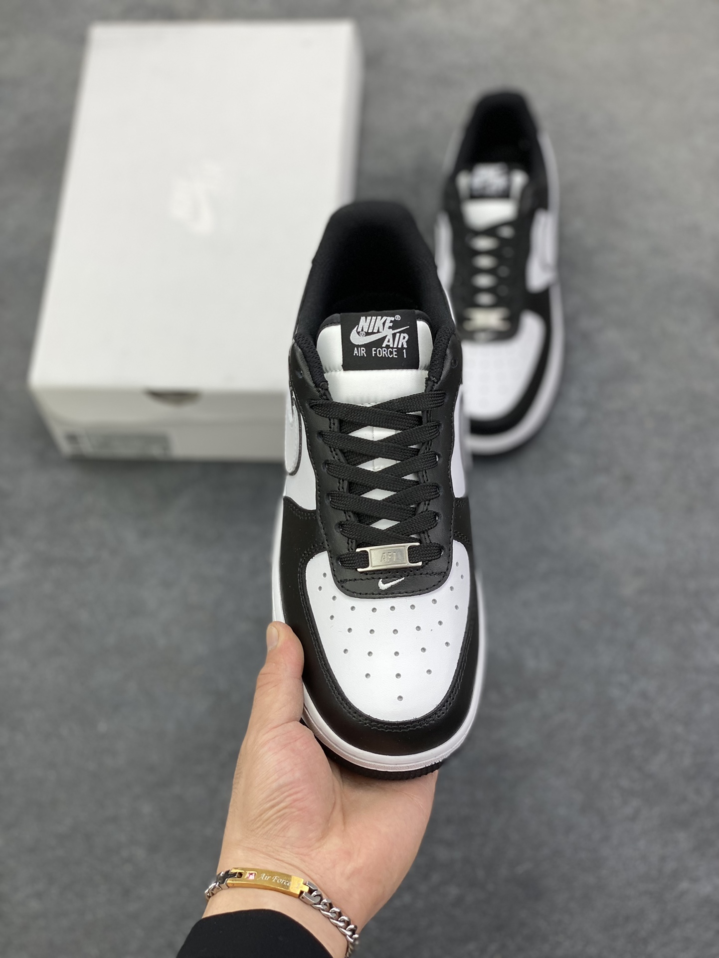 图片[2]-福利特价 Nike Air Force 1 Low 07 白黑熊猫 原楦头原纸板 打造纯正低帮空军版型 专注外贸渠道 全掌内置蜂窝气垫 原盒配件 原厂中底钢印、拉帮完美 货号：DV0788-001 尺码：36 36.5 37.5 38 38.5 39 40 40.5 41 42 42.5 43 44 44.5 45-选品中心