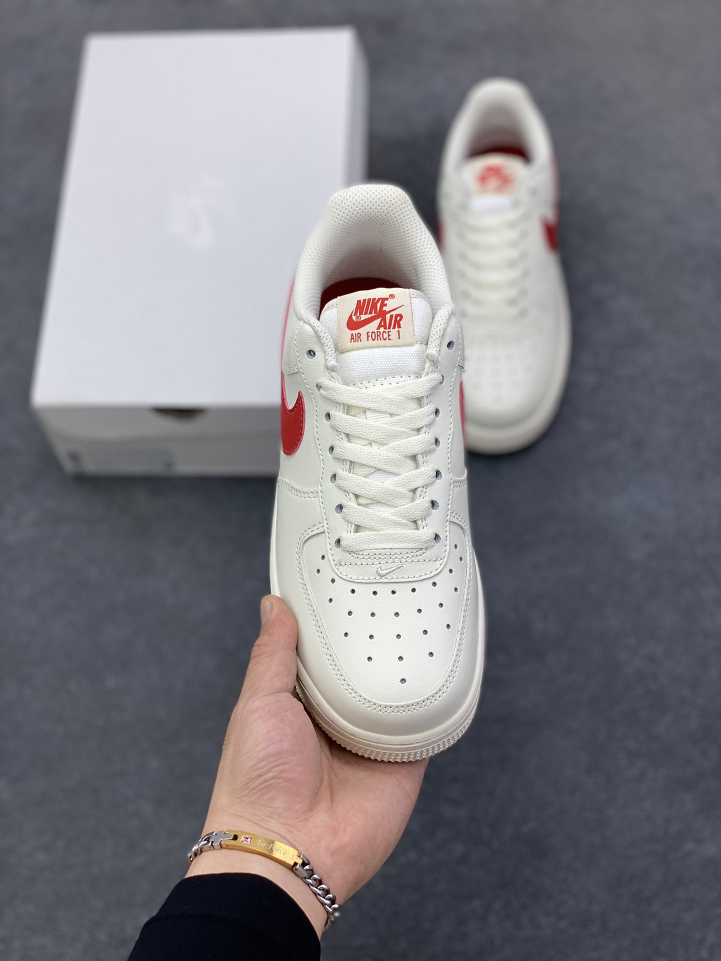 图片[2]-福利特价 Nike Air Force 1 Low 07 米白红勾 原楦头原纸板 打造纯正低帮空军版型 专注外贸渠道 全掌内置蜂窝气垫 原盒配件 原厂中底钢印、拉帮完美 货号：315122-126 尺码：36 36.5 37.5 38 38.5 39 40 40.5 41 42 42.5 43 44 44.5 45-选品中心
