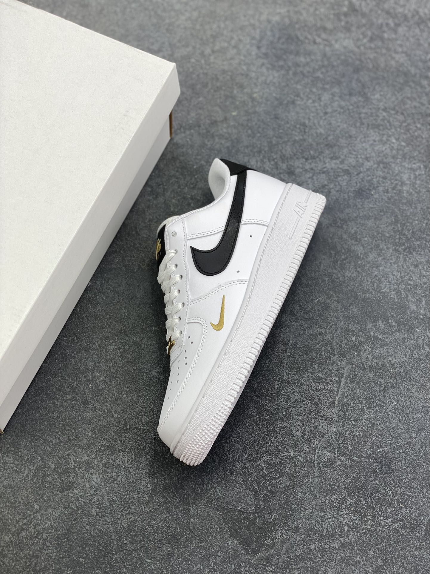 图片[7]-福利特价 Air Force 1 Nike Low 白黑小双勾 原楦头原纸板 打造纯正空军版型 专注外贸渠道 全掌内置蜂窝气垫 #原盒配件 原厂中底钢印、拉帮完美 货号：CZ0270-102 尺码：36 36.5 37.5 38 38.5 39 40 40.5 41 42 42.5 43 44 44.5 45-选品中心