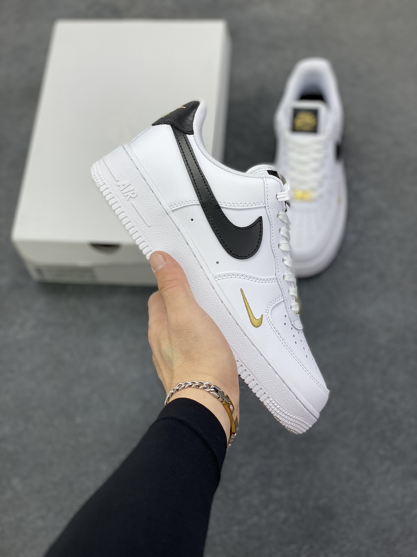 福利特价 Air Force 1 Nike Low 白黑小双勾 原楦头原纸板 打造纯正空军版型 专注外贸渠道 全掌内置蜂窝气垫 #原盒配件 原厂中底钢印、拉帮完美 货号：CZ0270-102 尺码：36 36.5 37.5 38 38.5 39 40 40.5 41 42 42.5 43 44 44.5 45-选品中心