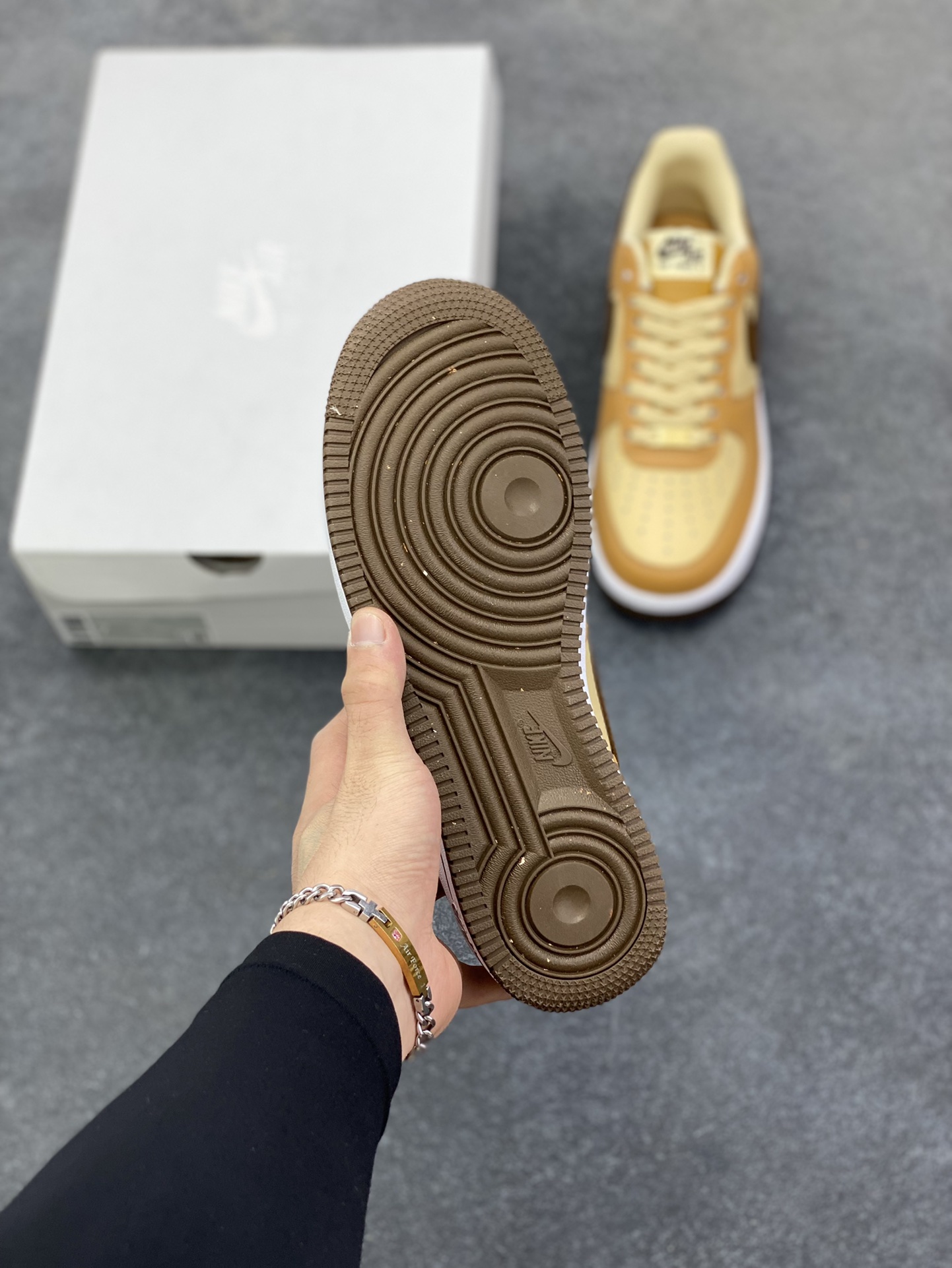 图片[5]-福利特价 Nk Air Force 1\’07 Low 白棕黄 空军一号低帮休闲板鞋 原楦头原纸板 打造纯正空军版型#专注外贸渠道 全掌内置蜂窝气垫 #原盒配件 原厂中底钢印、拉帮完美 货号：HQ3905-200 尺码：35.5 36 36.5 37.5 38 38.5 39 40 40.5 41 42 42.5 43 44 44.5 45-选品中心