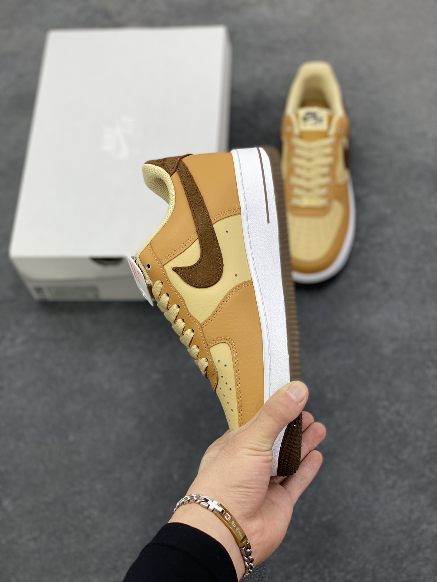 图片[3]-福利特价 Nk Air Force 1\’07 Low 白棕黄 空军一号低帮休闲板鞋 原楦头原纸板 打造纯正空军版型#专注外贸渠道 全掌内置蜂窝气垫 #原盒配件 原厂中底钢印、拉帮完美 货号：HQ3905-200 尺码：35.5 36 36.5 37.5 38 38.5 39 40 40.5 41 42 42.5 43 44 44.5 45-选品中心