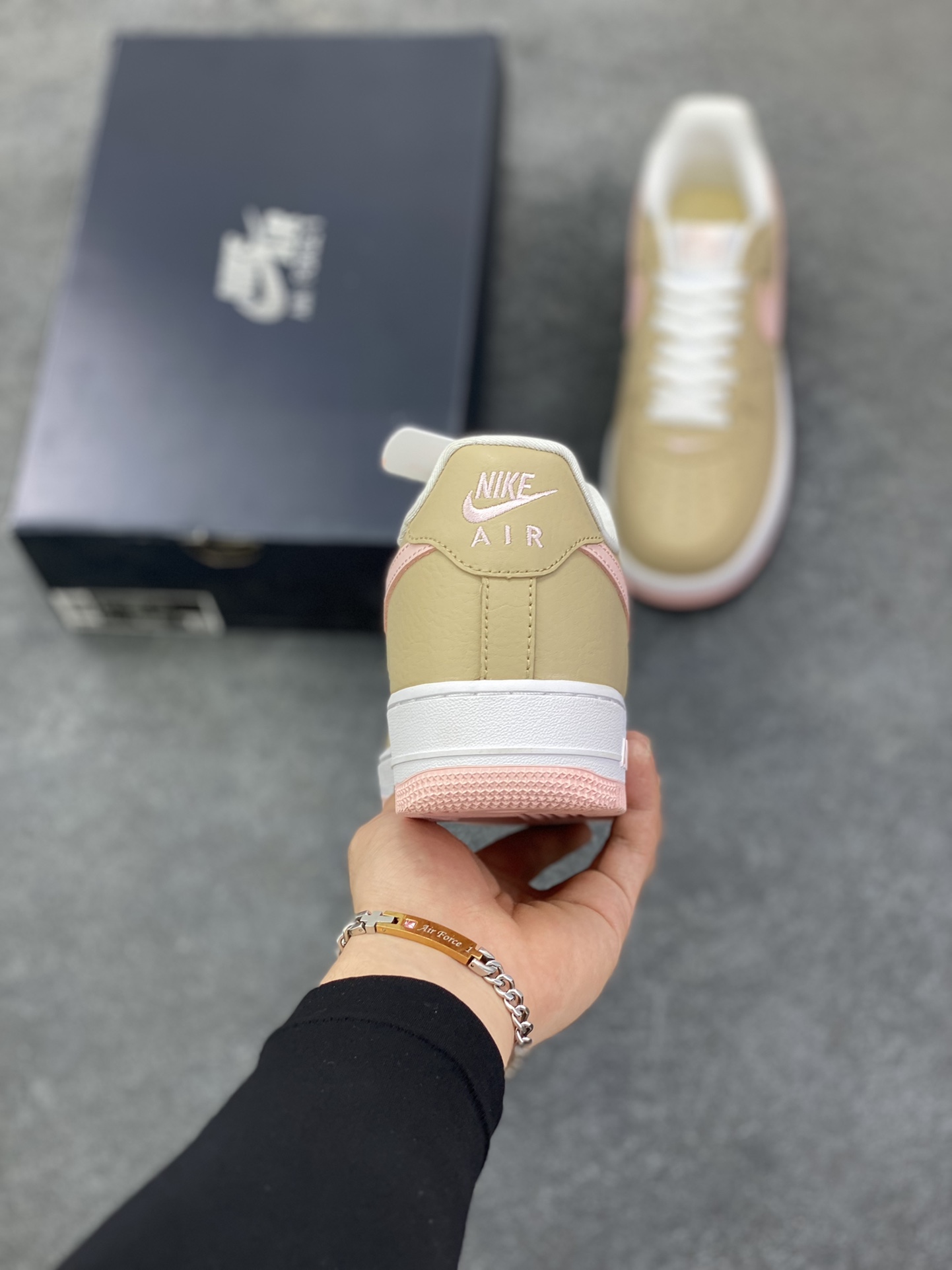 图片[4]-福利特价 Nike Air Force 1 Low 棕粉 空军一号低帮运动休闲板鞋 原楦头原纸板 打造纯正空军版型 专注外贸渠道 全掌内置蜂窝气垫 原盒配件 原厂中底钢印、拉帮完美 货号：845053-201 尺码：36 36.5 37.5 38 38.5 39 40 40.5 41 42 42.5 43 44 44.5 45-选品中心