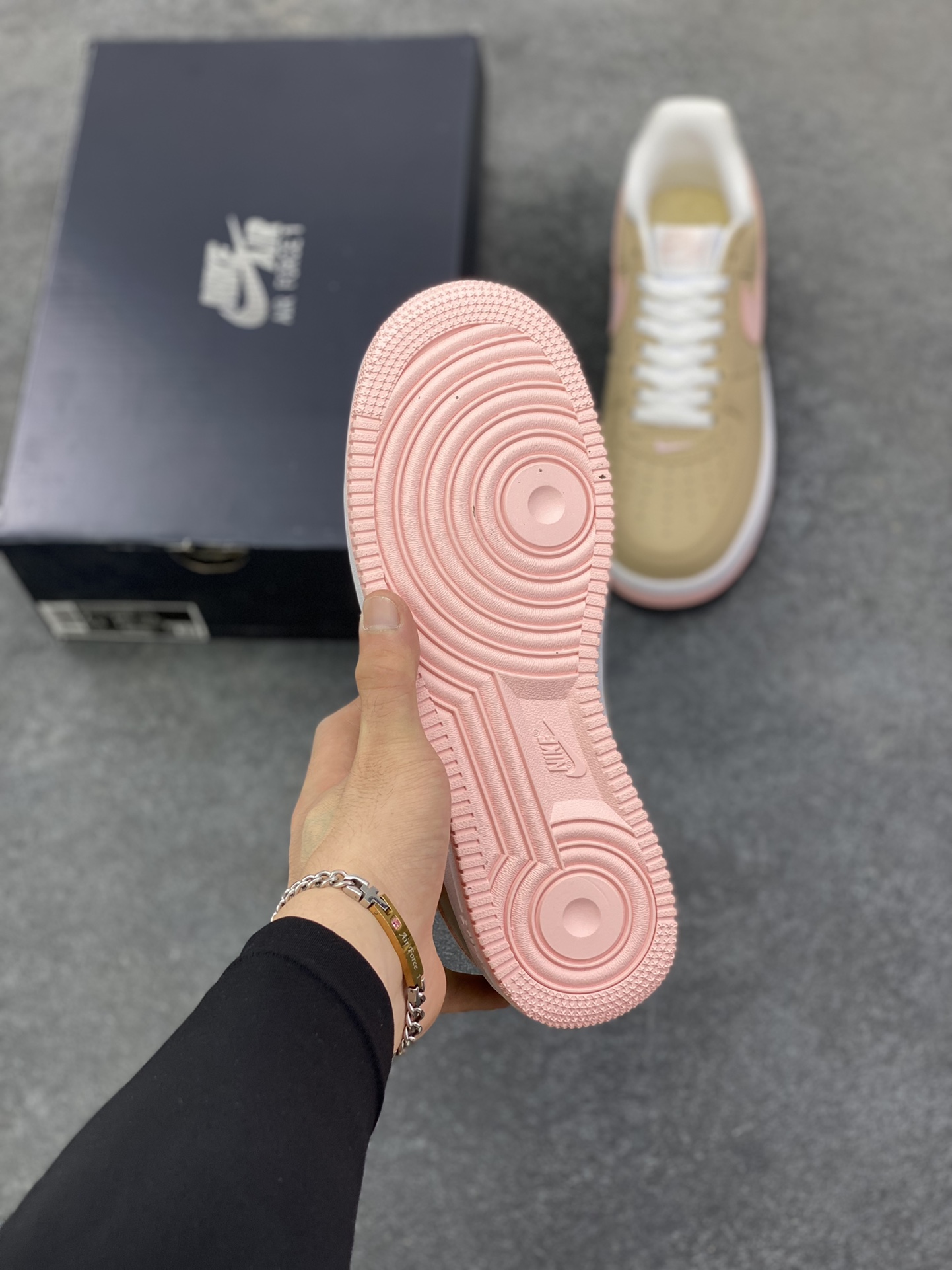 图片[5]-福利特价 Nike Air Force 1 Low 棕粉 空军一号低帮运动休闲板鞋 原楦头原纸板 打造纯正空军版型 专注外贸渠道 全掌内置蜂窝气垫 原盒配件 原厂中底钢印、拉帮完美 货号：845053-201 尺码：36 36.5 37.5 38 38.5 39 40 40.5 41 42 42.5 43 44 44.5 45-选品中心