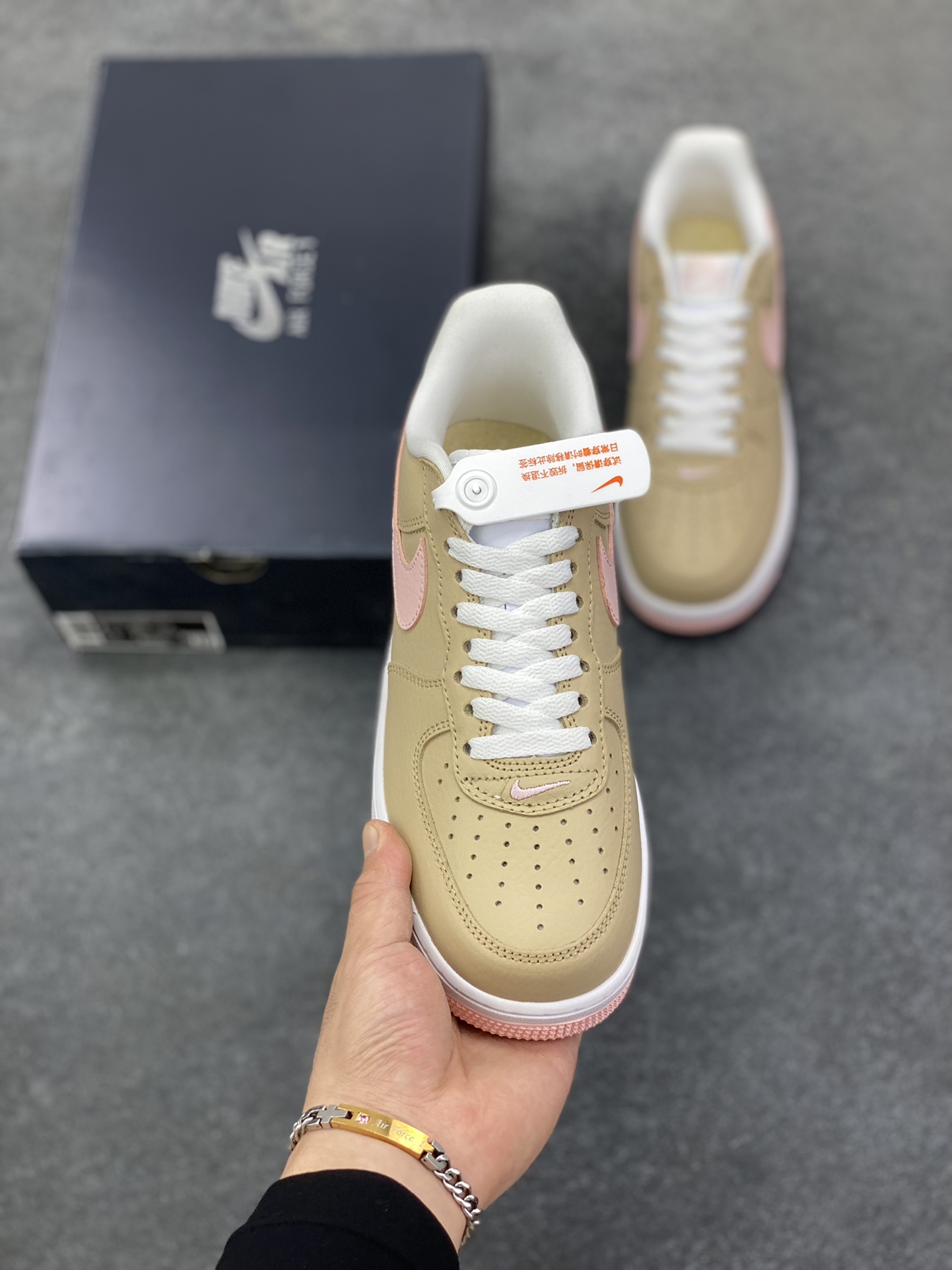 图片[2]-福利特价 Nike Air Force 1 Low 棕粉 空军一号低帮运动休闲板鞋 原楦头原纸板 打造纯正空军版型 专注外贸渠道 全掌内置蜂窝气垫 原盒配件 原厂中底钢印、拉帮完美 货号：845053-201 尺码：36 36.5 37.5 38 38.5 39 40 40.5 41 42 42.5 43 44 44.5 45-选品中心
