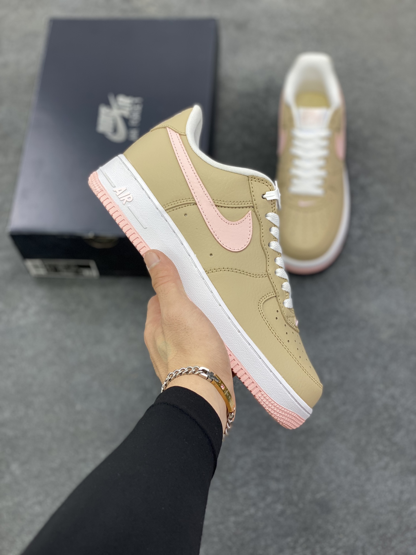 福利特价 Nike Air Force 1 Low 棕粉 空军一号低帮运动休闲板鞋 原楦头原纸板 打造纯正空军版型 专注外贸渠道 全掌内置蜂窝气垫 原盒配件 原厂中底钢印、拉帮完美 货号：845053-201 尺码：36 36.5 37.5 38 38.5 39 40 40.5 41 42 42.5 43 44 44.5 45-选品中心