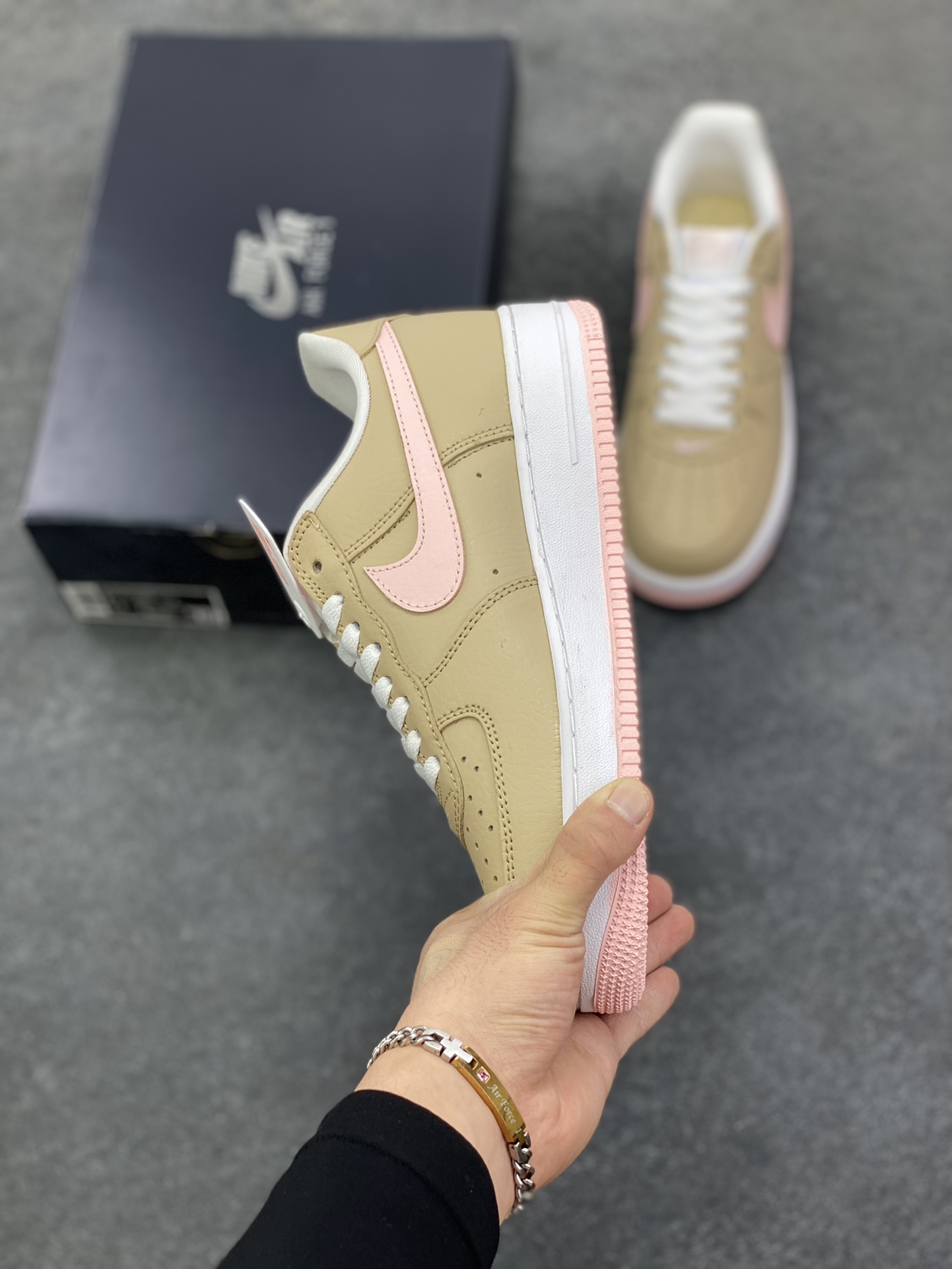 图片[3]-福利特价 Nike Air Force 1 Low 棕粉 空军一号低帮运动休闲板鞋 原楦头原纸板 打造纯正空军版型 专注外贸渠道 全掌内置蜂窝气垫 原盒配件 原厂中底钢印、拉帮完美 货号：845053-201 尺码：36 36.5 37.5 38 38.5 39 40 40.5 41 42 42.5 43 44 44.5 45-选品中心