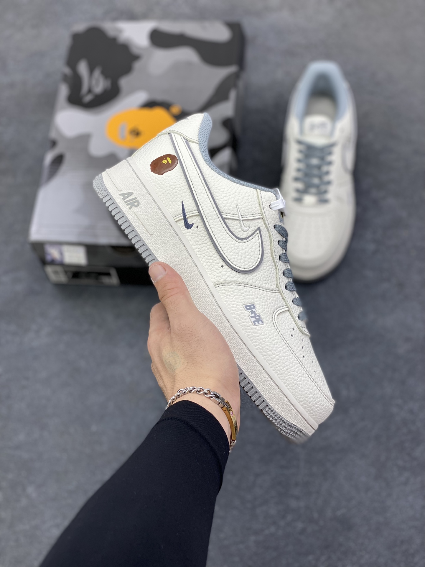 Nike Air Force 1 Low 空军一号低帮百搭休闲运动板鞋。柔软、弹性十足的缓震性能和出色的中底设计，横跨复古与现代的外型结合，造就出风靡全球三十多年的Force 1，直到今天还深受青睐。 货号：HH7518-065 尺码：36 36.5 37.5 38 38.5 39 40 40.5 41 42 42.5 43 44 44.5 45-选品中心