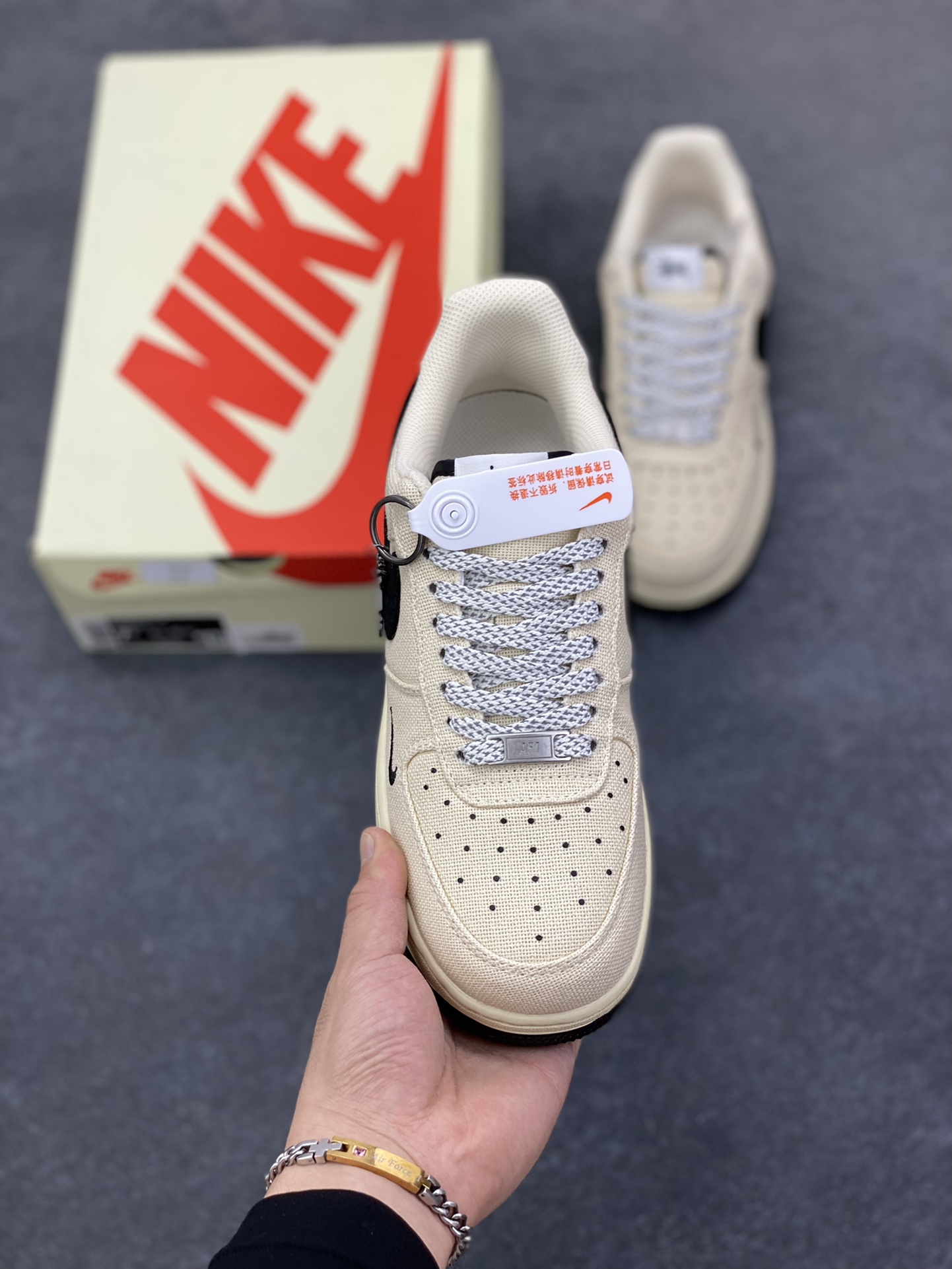 图片[2]-NIke Air Force 1 \’07 Low “斯图西联名——米黑帆布”空军一号 低帮 运动鞋 休闲鞋 折边针车 工艺难度大 原楦头原纸板 原装鞋盒 定制五金配件 内置全掌气垫 原厂鞋底 货号：XX3168-155 尺码：36 36.5 37.5 38 38.5 39 40 40.5 41 42 42.5 43 44 44.5 45-选品中心