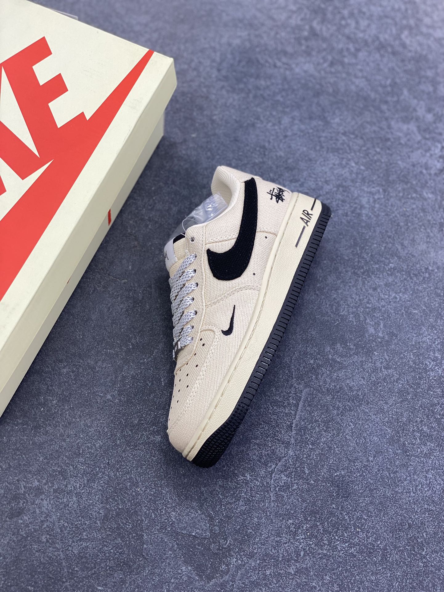 图片[7]-NIke Air Force 1 \’07 Low “斯图西联名——米黑帆布”空军一号 低帮 运动鞋 休闲鞋 折边针车 工艺难度大 原楦头原纸板 原装鞋盒 定制五金配件 内置全掌气垫 原厂鞋底 货号：XX3168-155 尺码：36 36.5 37.5 38 38.5 39 40 40.5 41 42 42.5 43 44 44.5 45-选品中心