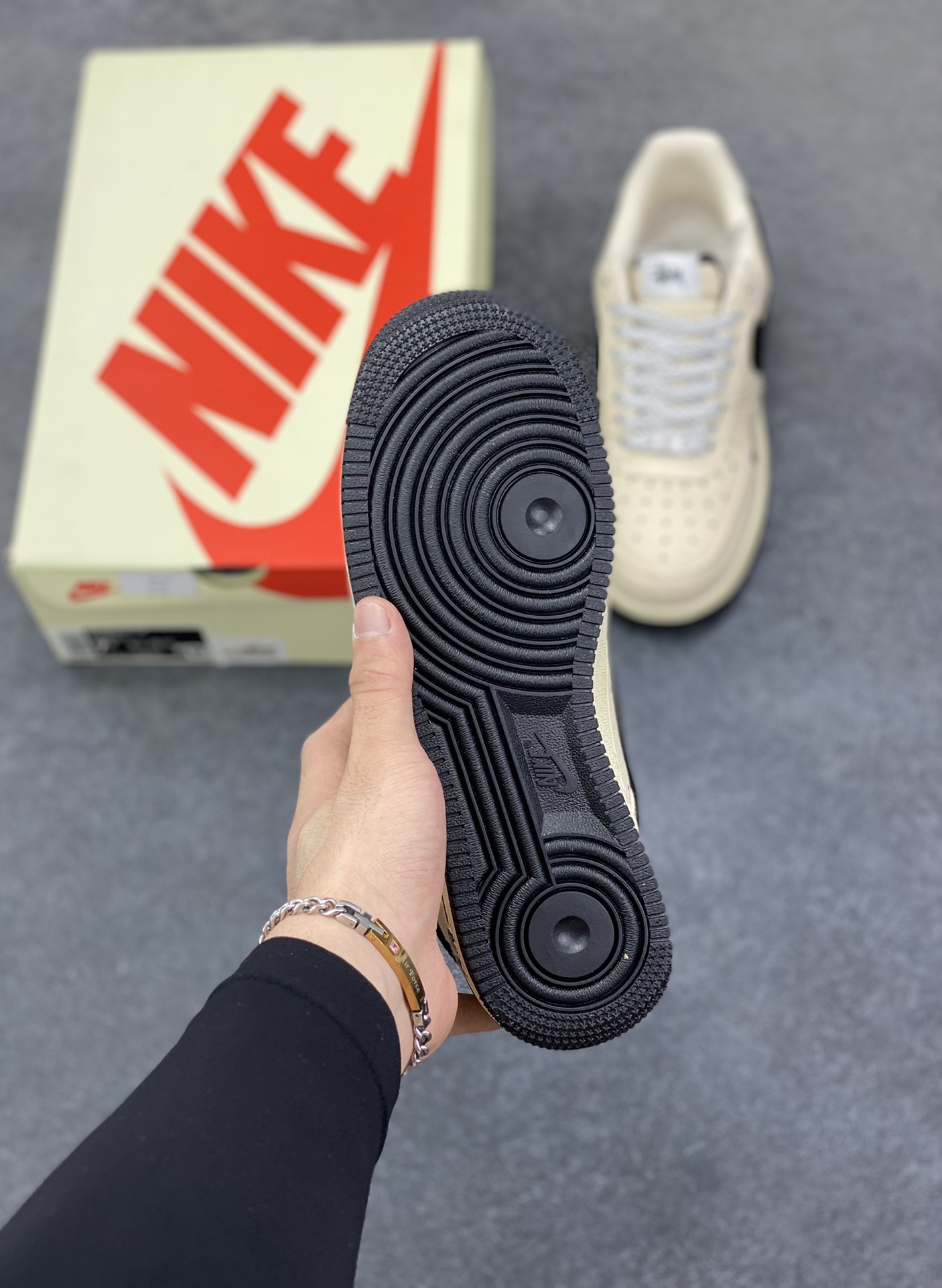 图片[5]-NIke Air Force 1 \’07 Low “斯图西联名——米黑帆布”空军一号 低帮 运动鞋 休闲鞋 折边针车 工艺难度大 原楦头原纸板 原装鞋盒 定制五金配件 内置全掌气垫 原厂鞋底 货号：XX3168-155 尺码：36 36.5 37.5 38 38.5 39 40 40.5 41 42 42.5 43 44 44.5 45-选品中心