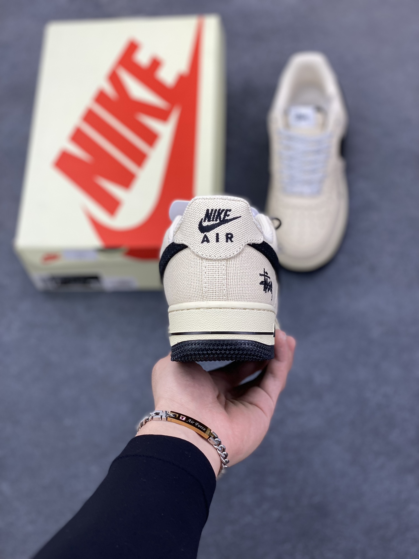 图片[4]-NIke Air Force 1 \’07 Low “斯图西联名——米黑帆布”空军一号 低帮 运动鞋 休闲鞋 折边针车 工艺难度大 原楦头原纸板 原装鞋盒 定制五金配件 内置全掌气垫 原厂鞋底 货号：XX3168-155 尺码：36 36.5 37.5 38 38.5 39 40 40.5 41 42 42.5 43 44 44.5 45-选品中心