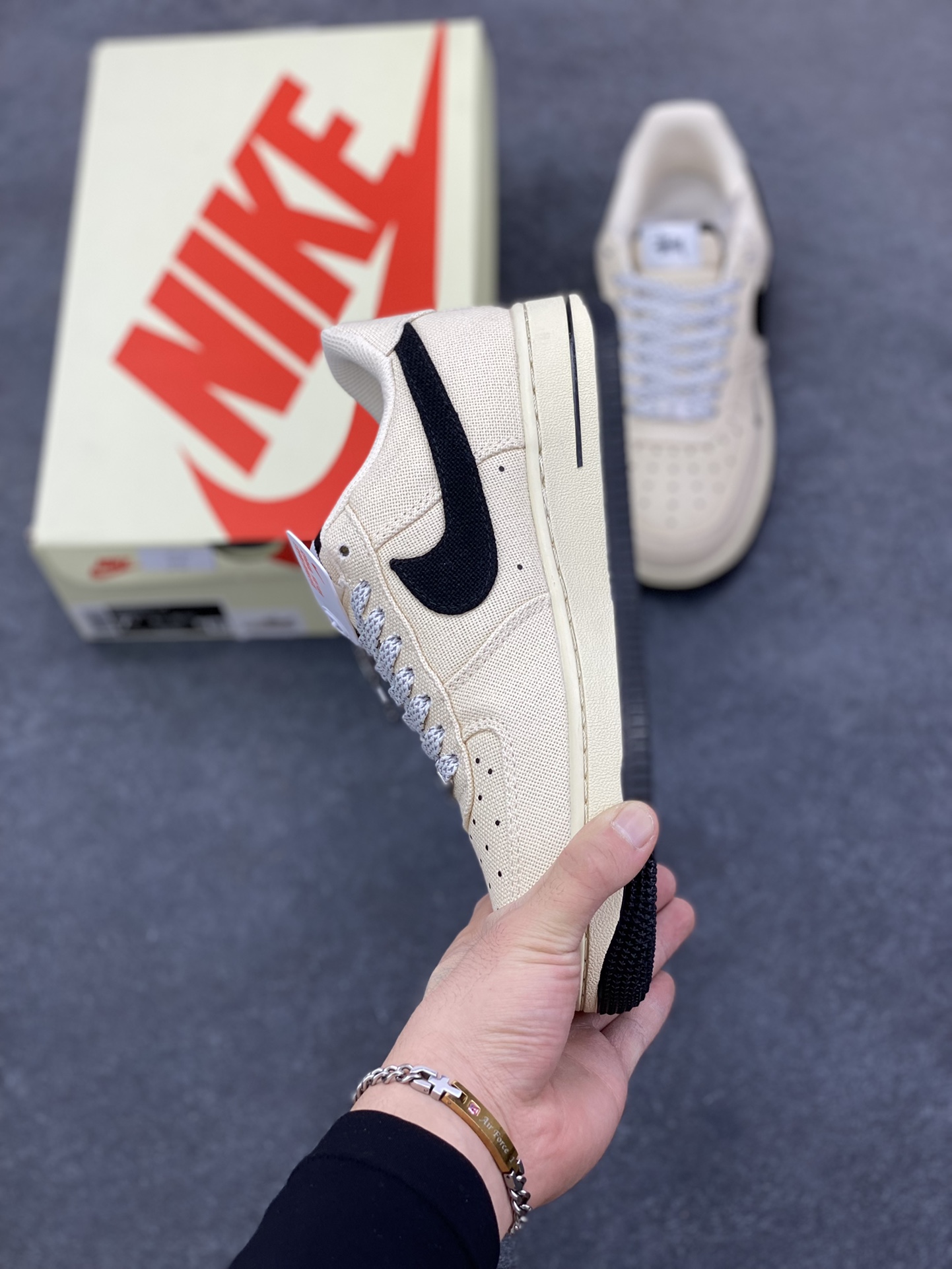 图片[3]-NIke Air Force 1 \’07 Low “斯图西联名——米黑帆布”空军一号 低帮 运动鞋 休闲鞋 折边针车 工艺难度大 原楦头原纸板 原装鞋盒 定制五金配件 内置全掌气垫 原厂鞋底 货号：XX3168-155 尺码：36 36.5 37.5 38 38.5 39 40 40.5 41 42 42.5 43 44 44.5 45-选品中心