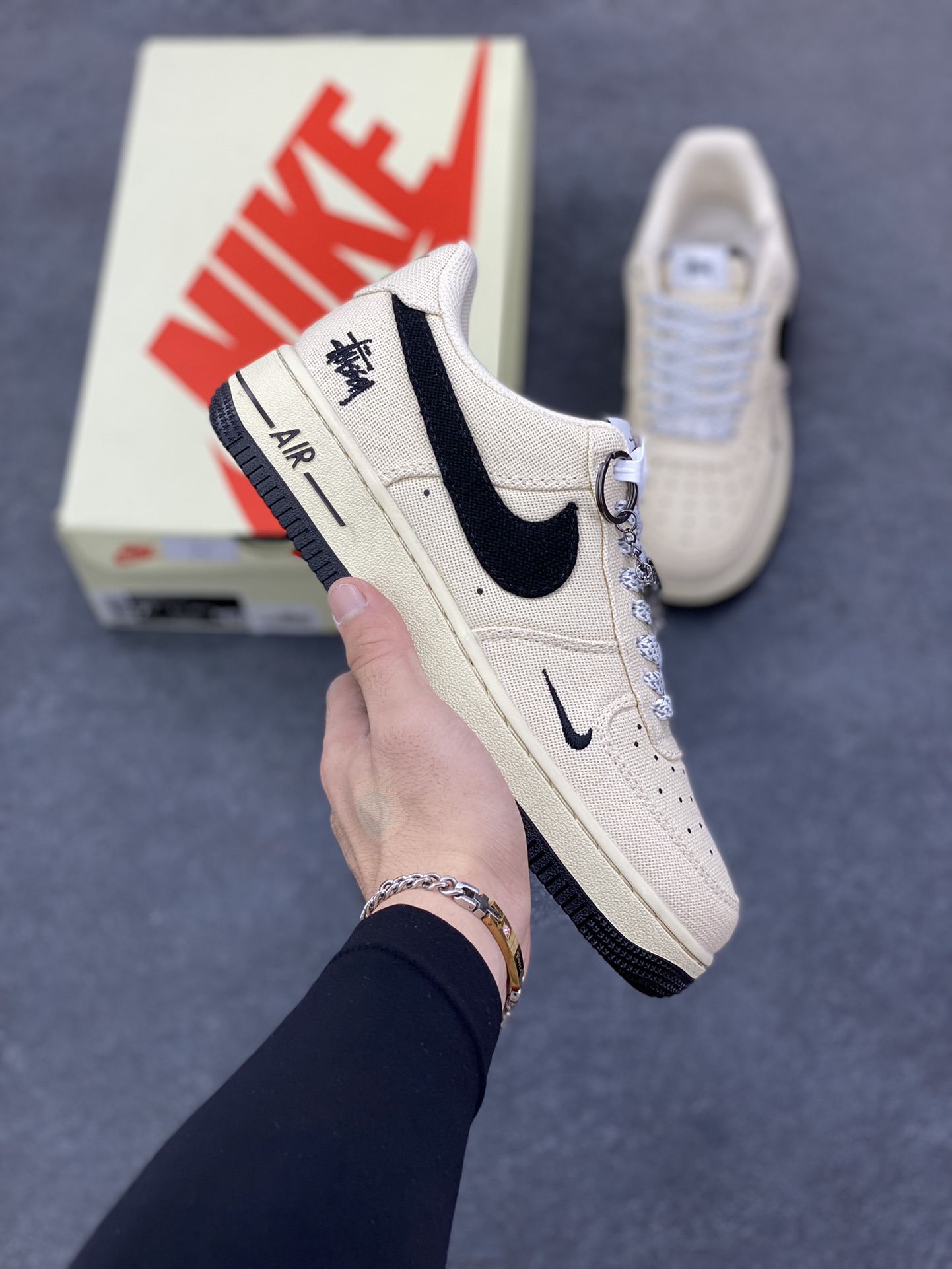 NIke Air Force 1 \'07 Low “斯图西联名——米黑帆布”空军一号 低帮 运动鞋 休闲鞋 折边针车 工艺难度大 原楦头原纸板 原装鞋盒 定制五金配件 内置全掌气垫 原厂鞋底 货号：XX3168-155 尺码：36 36.5 37.5 38 38.5 39 40 40.5 41 42 42.5 43 44 44.5 45-选品中心