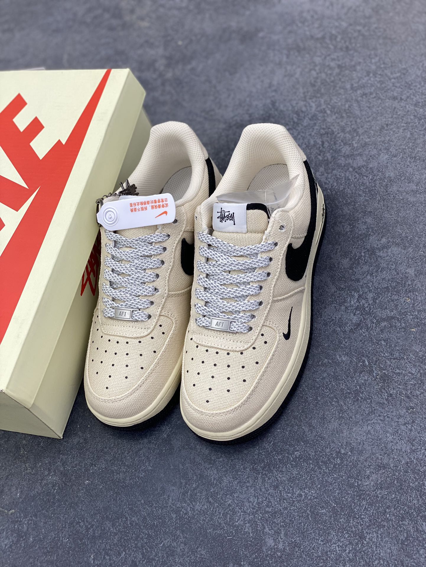 图片[8]-NIke Air Force 1 \’07 Low “斯图西联名——米黑帆布”空军一号 低帮 运动鞋 休闲鞋 折边针车 工艺难度大 原楦头原纸板 原装鞋盒 定制五金配件 内置全掌气垫 原厂鞋底 货号：XX3168-155 尺码：36 36.5 37.5 38 38.5 39 40 40.5 41 42 42.5 43 44 44.5 45-选品中心