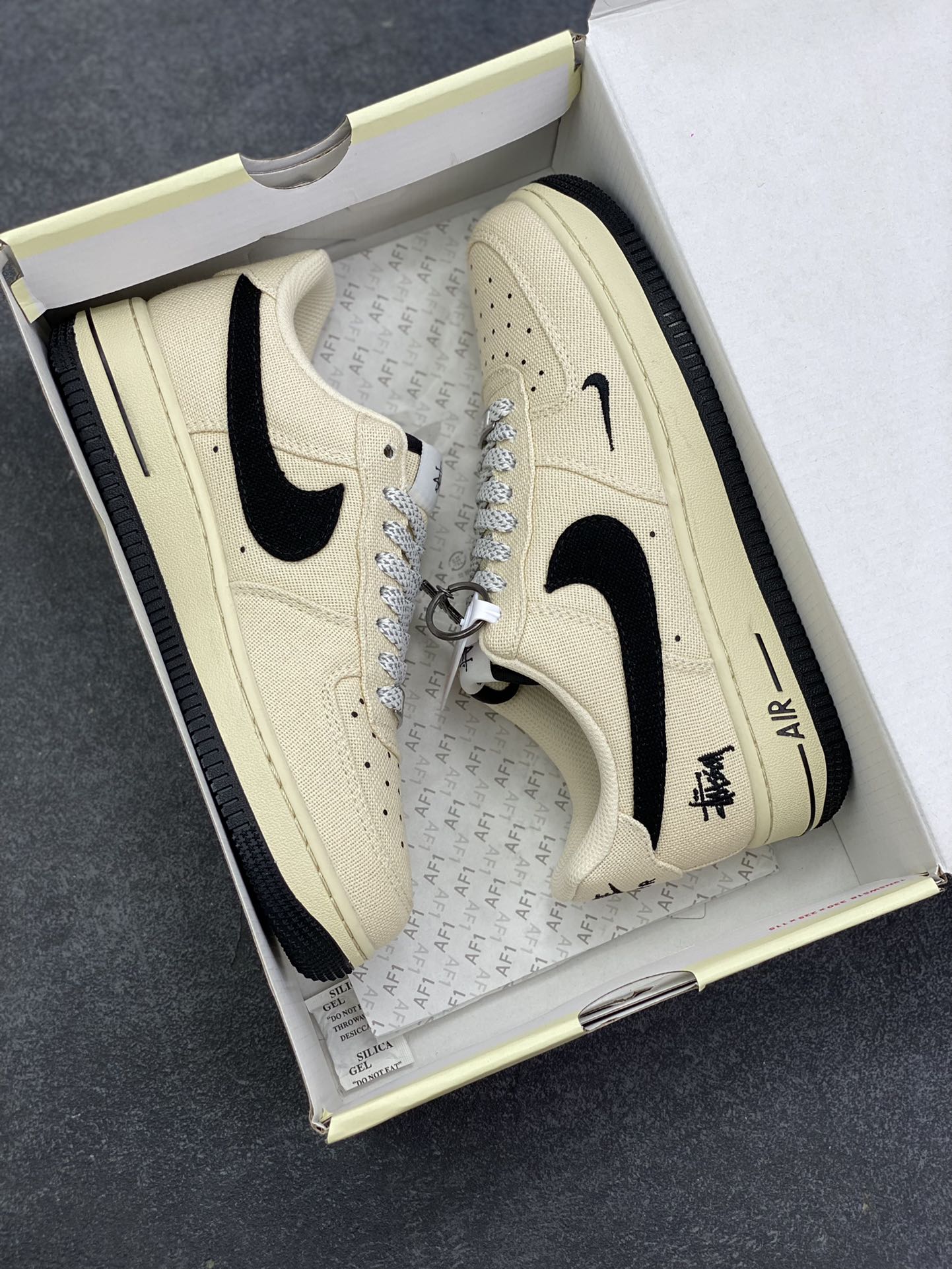 图片[9]-NIke Air Force 1 \’07 Low “斯图西联名——米黑帆布”空军一号 低帮 运动鞋 休闲鞋 折边针车 工艺难度大 原楦头原纸板 原装鞋盒 定制五金配件 内置全掌气垫 原厂鞋底 货号：XX3168-155 尺码：36 36.5 37.5 38 38.5 39 40 40.5 41 42 42.5 43 44 44.5 45-选品中心