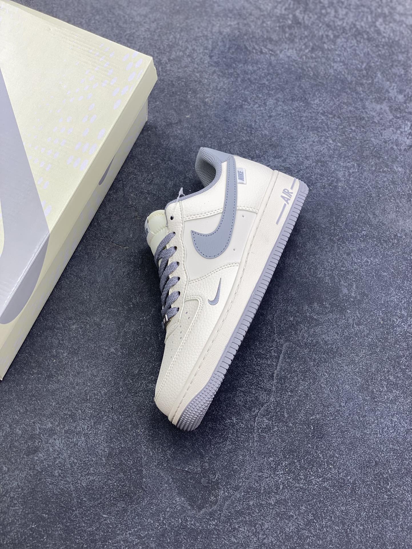 图片[7]-NIke Air Force 1 \’07 Low “NIKE-树纹经典灰”空军一号 低帮 运动鞋 休闲鞋 折边针车 工艺难度大 原楦头原纸板 原装鞋盒 定制五金配件 内置全掌气垫 原厂鞋底 货号：SM6668-106 尺码：36 36.5 37.5 38 38.5 39 40 40.5 41 42 42.5 43 44 44.5 45-选品中心