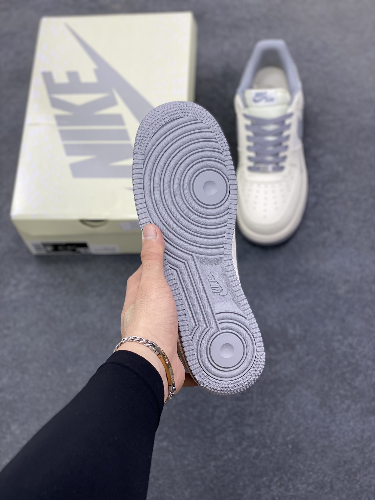 图片[5]-NIke Air Force 1 \’07 Low “NIKE-树纹经典灰”空军一号 低帮 运动鞋 休闲鞋 折边针车 工艺难度大 原楦头原纸板 原装鞋盒 定制五金配件 内置全掌气垫 原厂鞋底 货号：SM6668-106 尺码：36 36.5 37.5 38 38.5 39 40 40.5 41 42 42.5 43 44 44.5 45-选品中心