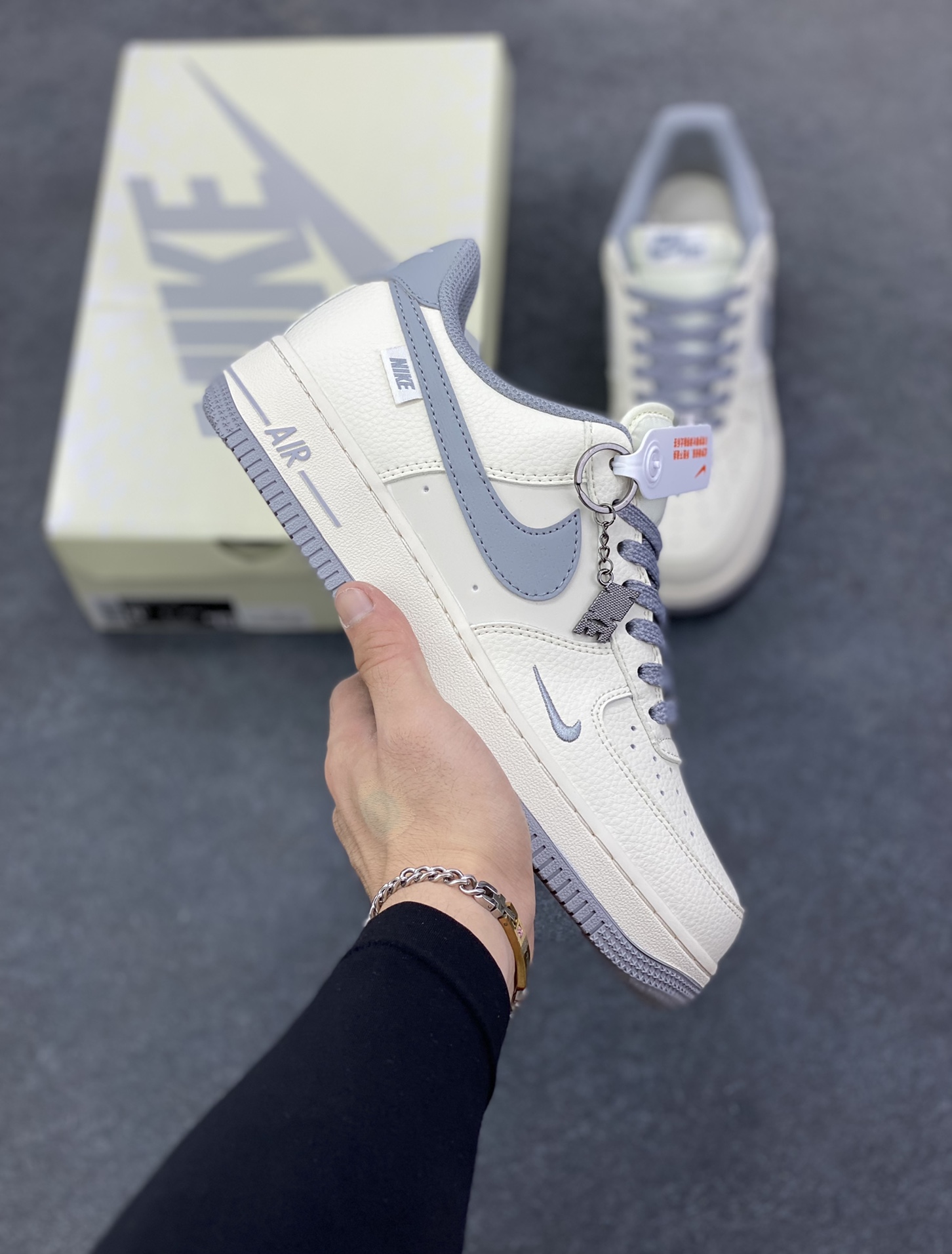 NIke Air Force 1 \'07 Low “NIKE-树纹经典灰”空军一号 低帮 运动鞋 休闲鞋 折边针车 工艺难度大 原楦头原纸板 原装鞋盒 定制五金配件 内置全掌气垫 原厂鞋底 货号：SM6668-106 尺码：36 36.5 37.5 38 38.5 39 40 40.5 41 42 42.5 43 44 44.5 45-选品中心