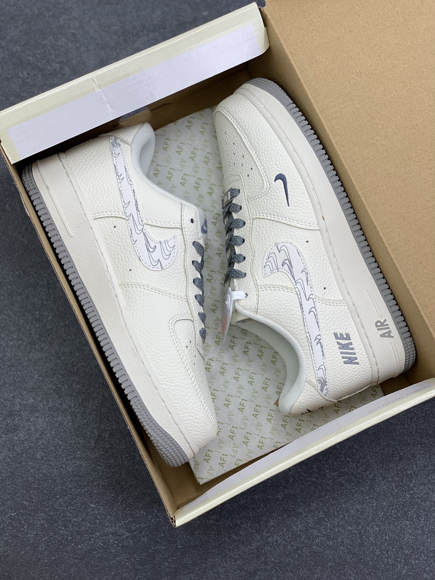 图片[9]-Nike Air Force 1 Low 空军一号低帮百搭休闲运动板鞋。柔软、弹性十足的缓震性能和出色的中底设计，横跨复古与现代的外型结合，造就出风靡全球三十多年的Force 1，直到今天还深受青睐。 货号：HH7518-046 尺码：36 36.5 37.5 38 38.5 39 40 40.5 41 42 42.5 43 44 44.5 45-选品中心