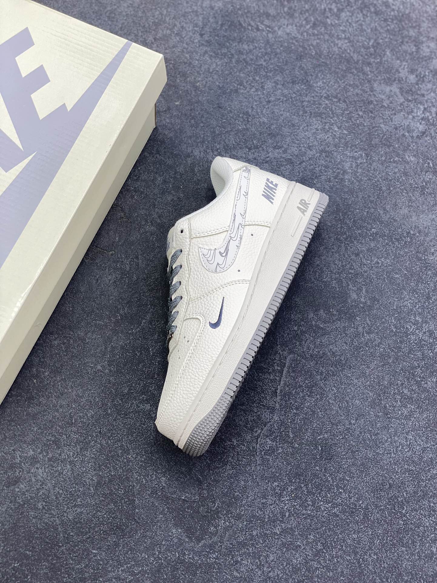 图片[7]-Nike Air Force 1 Low 空军一号低帮百搭休闲运动板鞋。柔软、弹性十足的缓震性能和出色的中底设计，横跨复古与现代的外型结合，造就出风靡全球三十多年的Force 1，直到今天还深受青睐。 货号：HH7518-046 尺码：36 36.5 37.5 38 38.5 39 40 40.5 41 42 42.5 43 44 44.5 45-选品中心