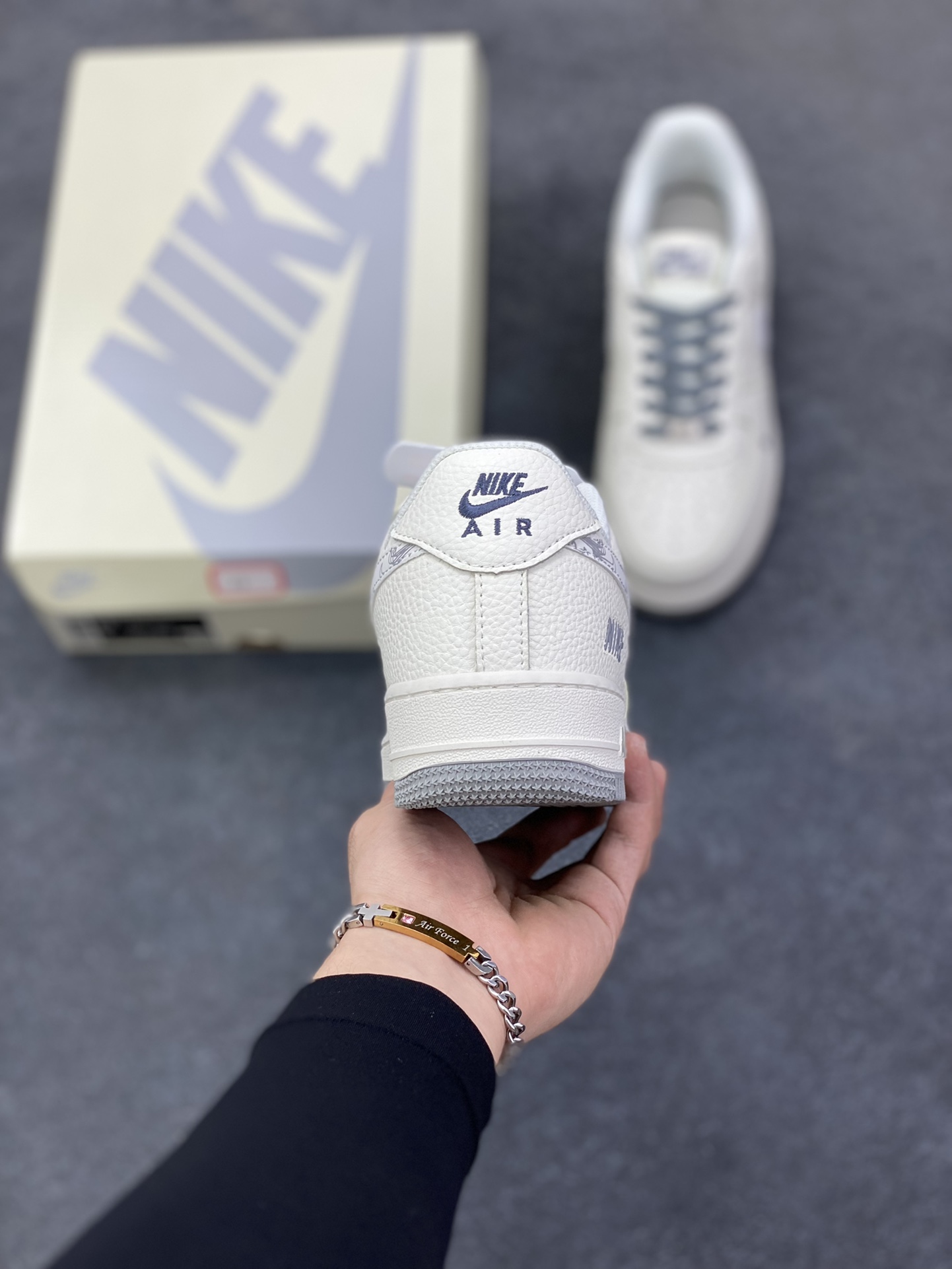 图片[4]-Nike Air Force 1 Low 空军一号低帮百搭休闲运动板鞋。柔软、弹性十足的缓震性能和出色的中底设计，横跨复古与现代的外型结合，造就出风靡全球三十多年的Force 1，直到今天还深受青睐。 货号：HH7518-046 尺码：36 36.5 37.5 38 38.5 39 40 40.5 41 42 42.5 43 44 44.5 45-选品中心