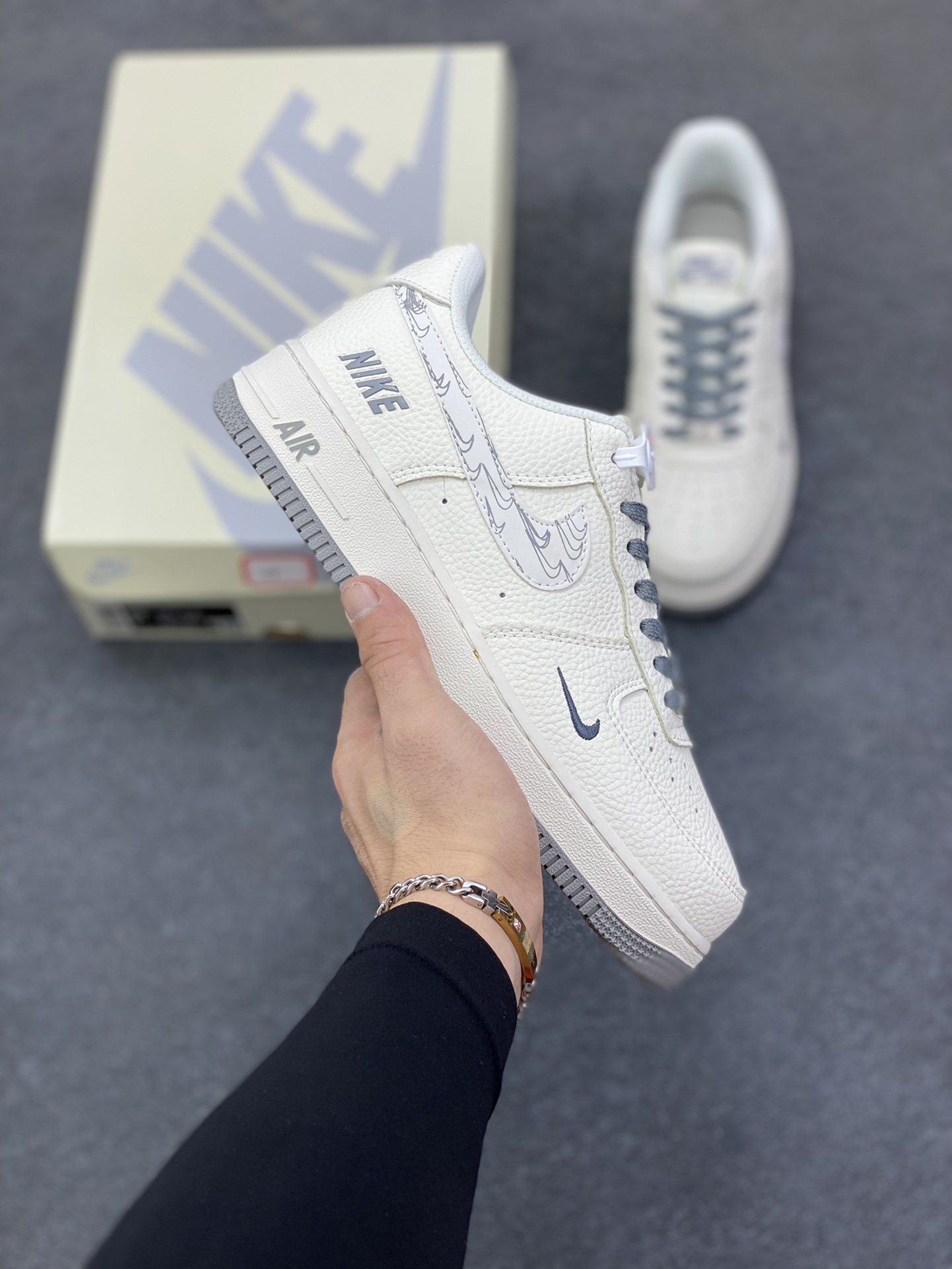 Nike Air Force 1 Low 空军一号低帮百搭休闲运动板鞋。柔软、弹性十足的缓震性能和出色的中底设计，横跨复古与现代的外型结合，造就出风靡全球三十多年的Force 1，直到今天还深受青睐。 货号：HH7518-046 尺码：36 36.5 37.5 38 38.5 39 40 40.5 41 42 42.5 43 44 44.5 45-选品中心