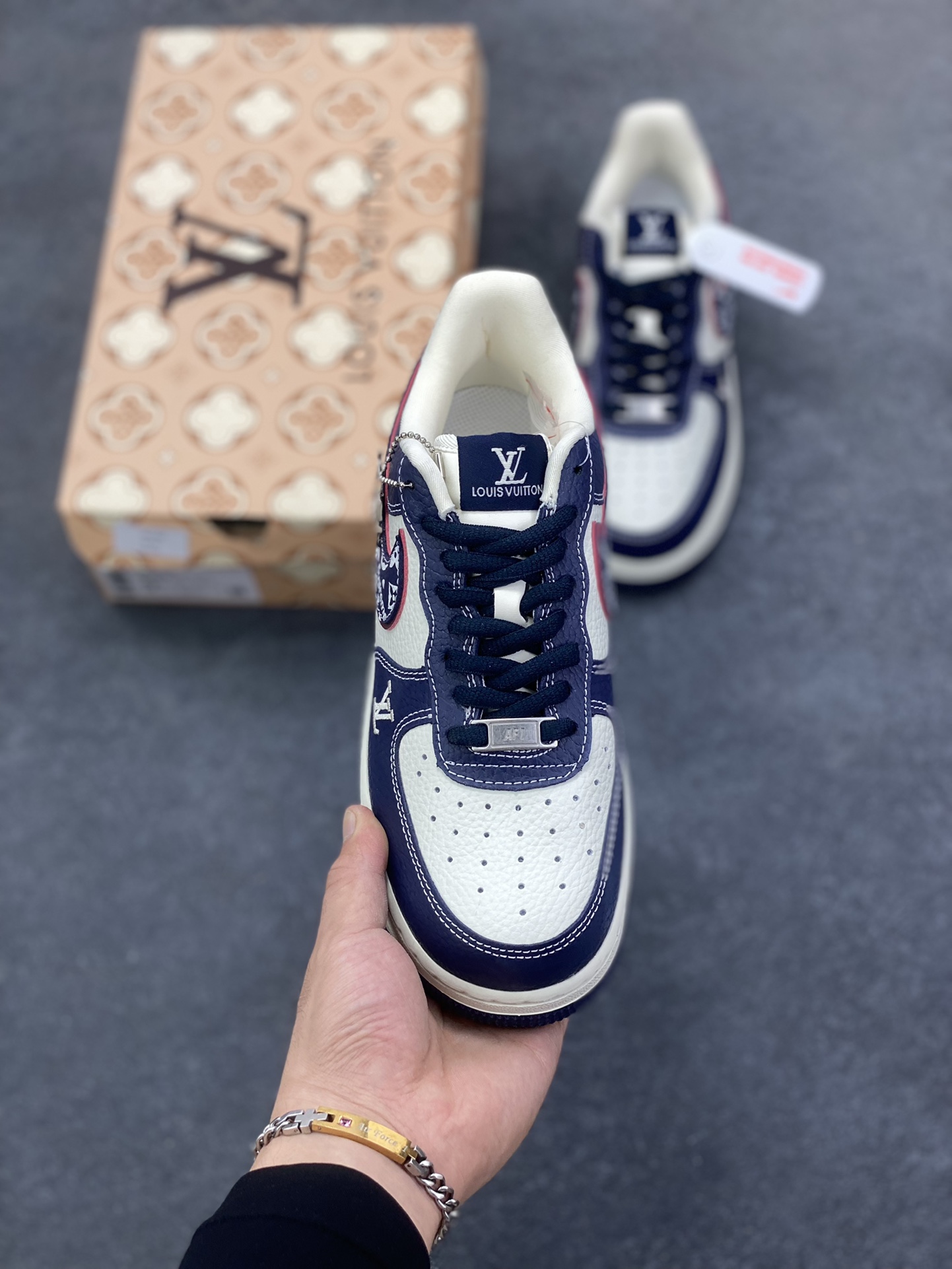 图片[2]-NIke Air Force 1 \’07 Low LV SUP三方联名–白蓝酒红 空军一号低帮 运动鞋 休闲鞋 折边针车 工艺难度大 原楦头原纸板 高级牛仔 高端定制鞋盒 原厂鞋底 超高清洁度 细节完美 货号：YF9511-801 尺码：36 36.5 37.5 38 38.5 39 40 40.5 41 42 42.5 43 44 44.5 45-选品中心
