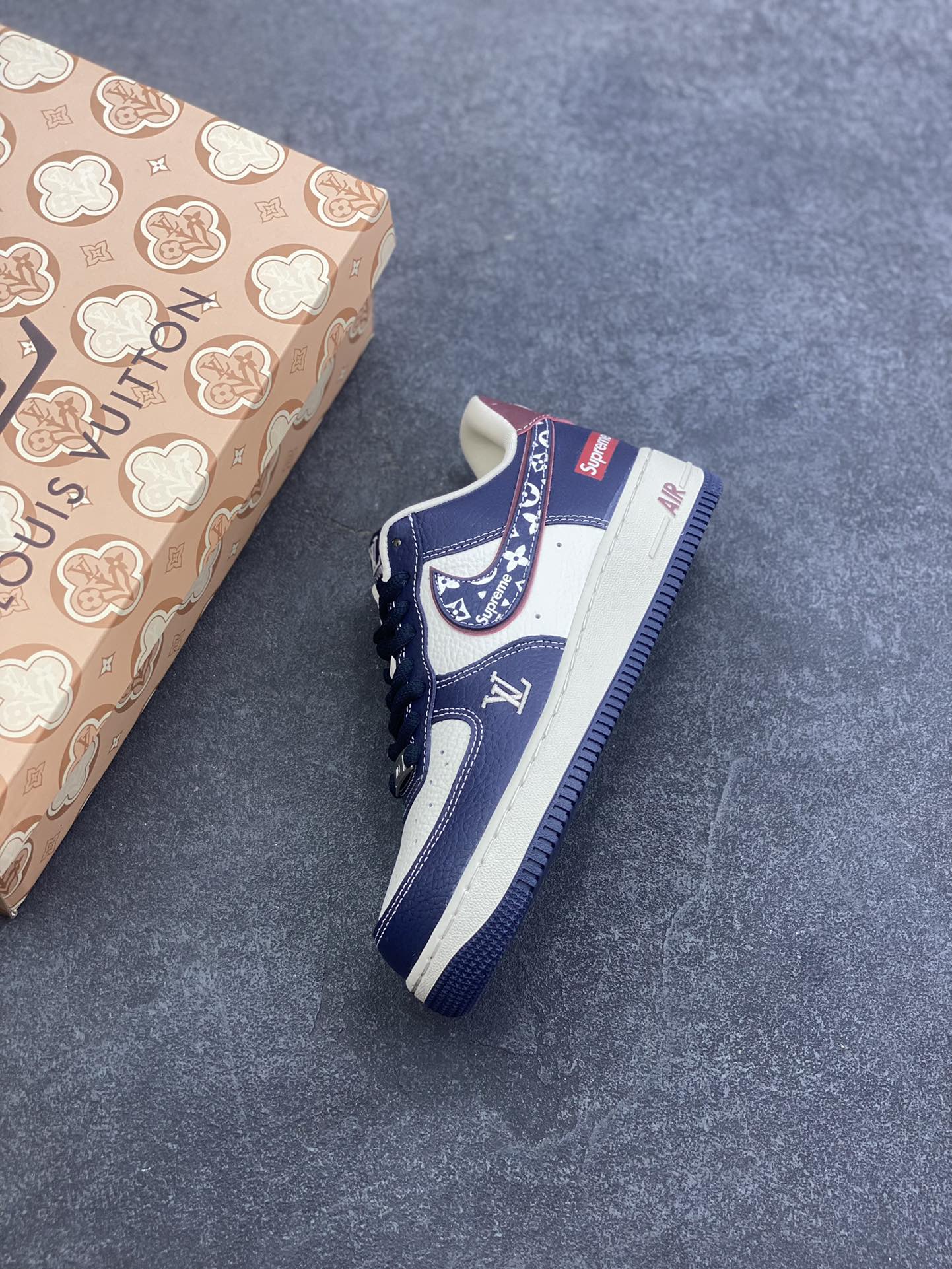 图片[7]-NIke Air Force 1 \’07 Low LV SUP三方联名–白蓝酒红 空军一号低帮 运动鞋 休闲鞋 折边针车 工艺难度大 原楦头原纸板 高级牛仔 高端定制鞋盒 原厂鞋底 超高清洁度 细节完美 货号：YF9511-801 尺码：36 36.5 37.5 38 38.5 39 40 40.5 41 42 42.5 43 44 44.5 45-选品中心